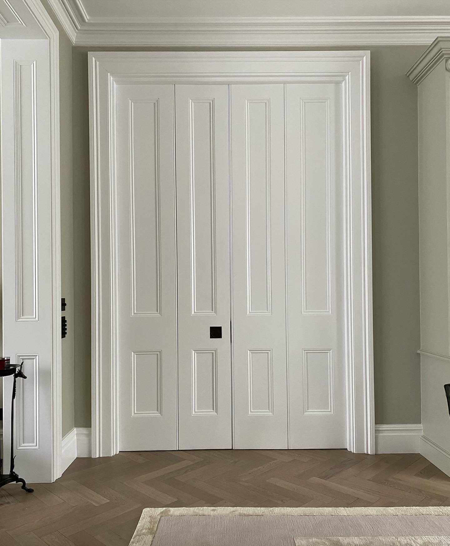 Boxed dividing room doors. Notting Hill. London. 
The original maker.
&bull;
&bull;
&bull;
#livingroom #nottinghill #doors #interiordesign #joinery #theoriginalmaker #home #periodhome #london #palladio #hall #hallway #londonhomes