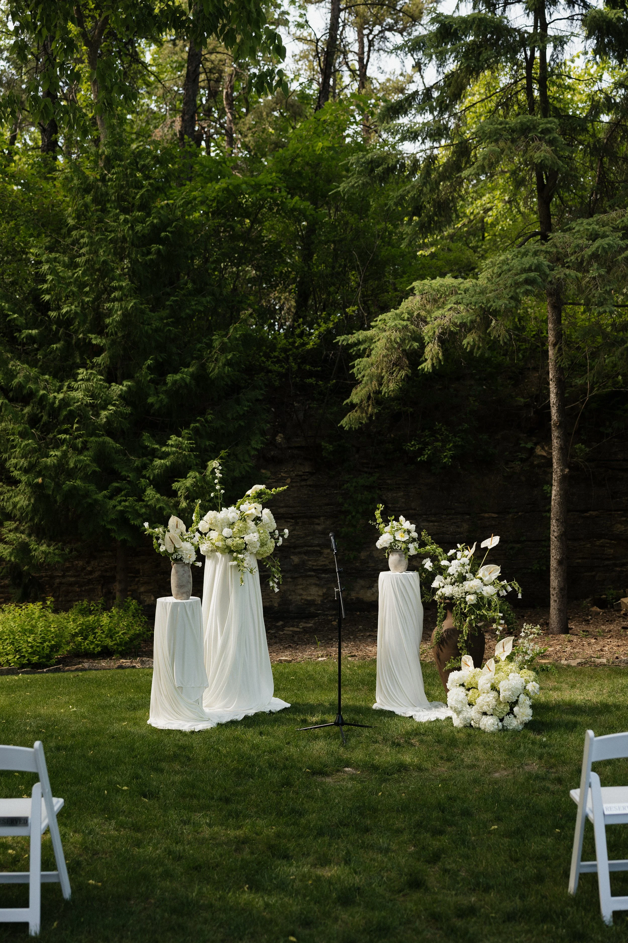 Elevated, garden-inspired wedding florals for Rochester, Twin Cities, and Southern Minnesota weddings—designed with intention by Darling Block Floral.