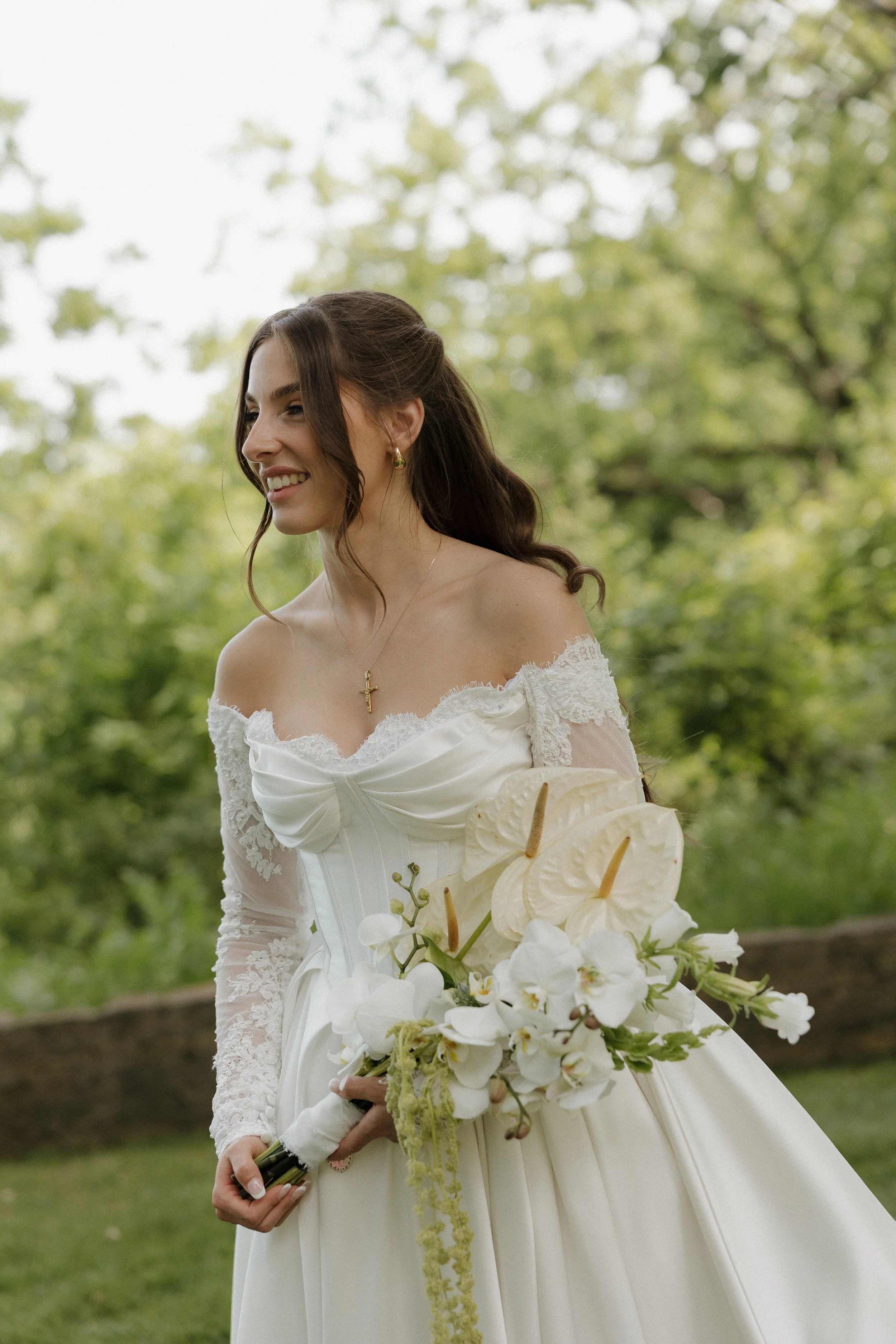Romantic Rochester, MN wedding flowers featuring a modern white bridal bouquet, lush greenery, statement blooms, and garden-inspired ceremony florals.