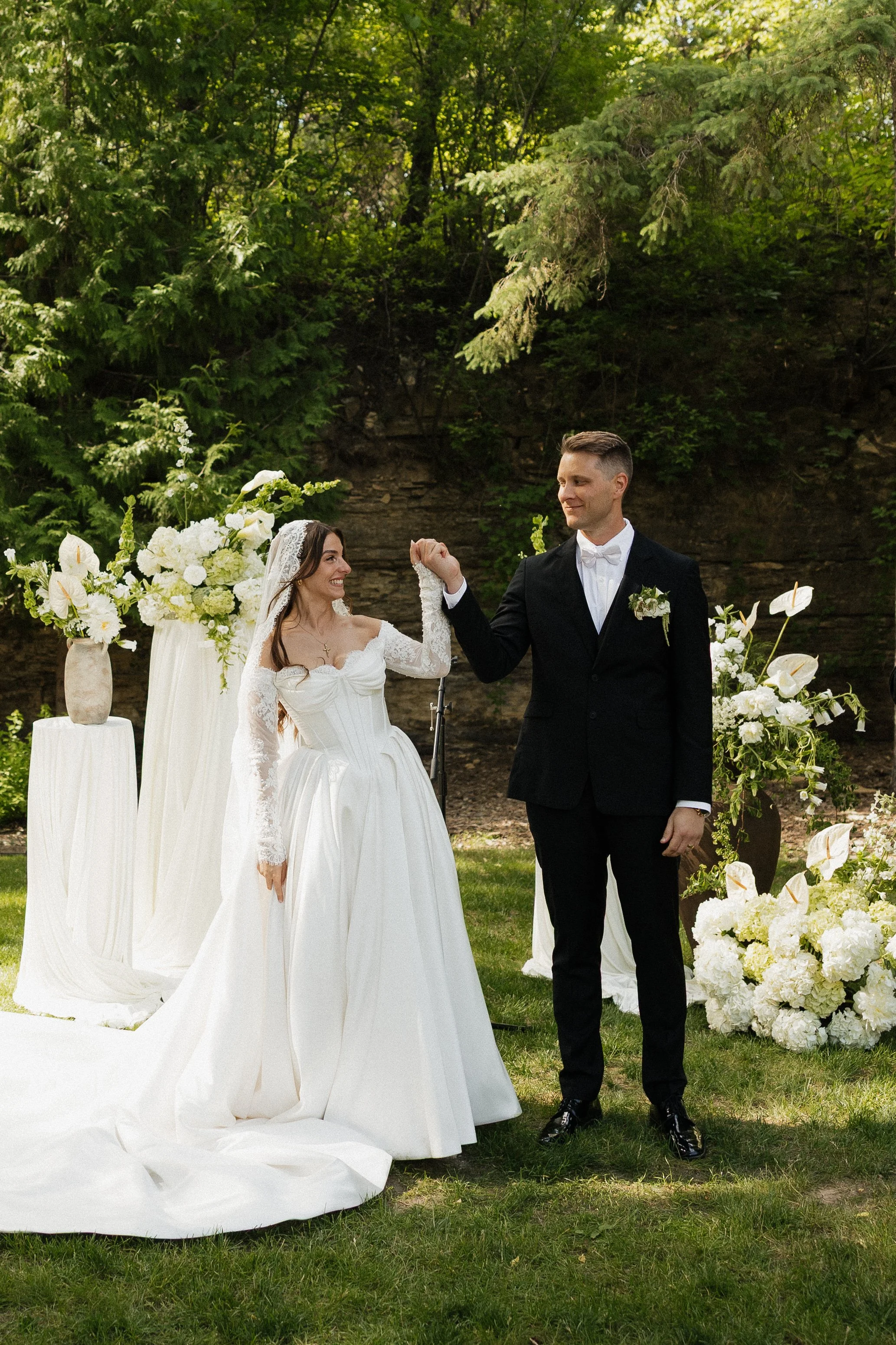 Elevated, garden-inspired wedding florals for Rochester, Twin Cities, and Southern Minnesota weddings—designed with intention by Darling Block Floral.