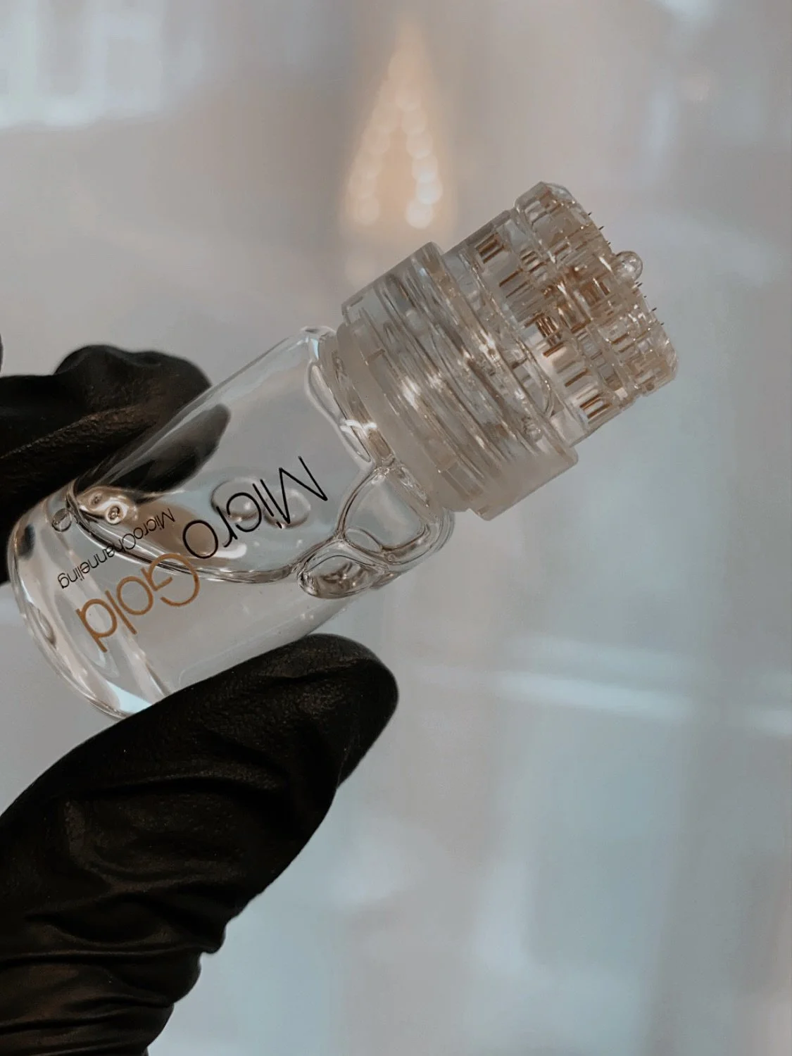 Glowtox for glass skin. 

En medicinsk hudbehandling d&auml;r vi slussar ner effektiva &auml;mnen i huden med hj&auml;lp av mikron&aring;lar. Efter behandlingen f&aring;r du f&ouml;rb&auml;ttrad hudton, mindre porer, f&ouml;rb&auml;ttring av rynkor o