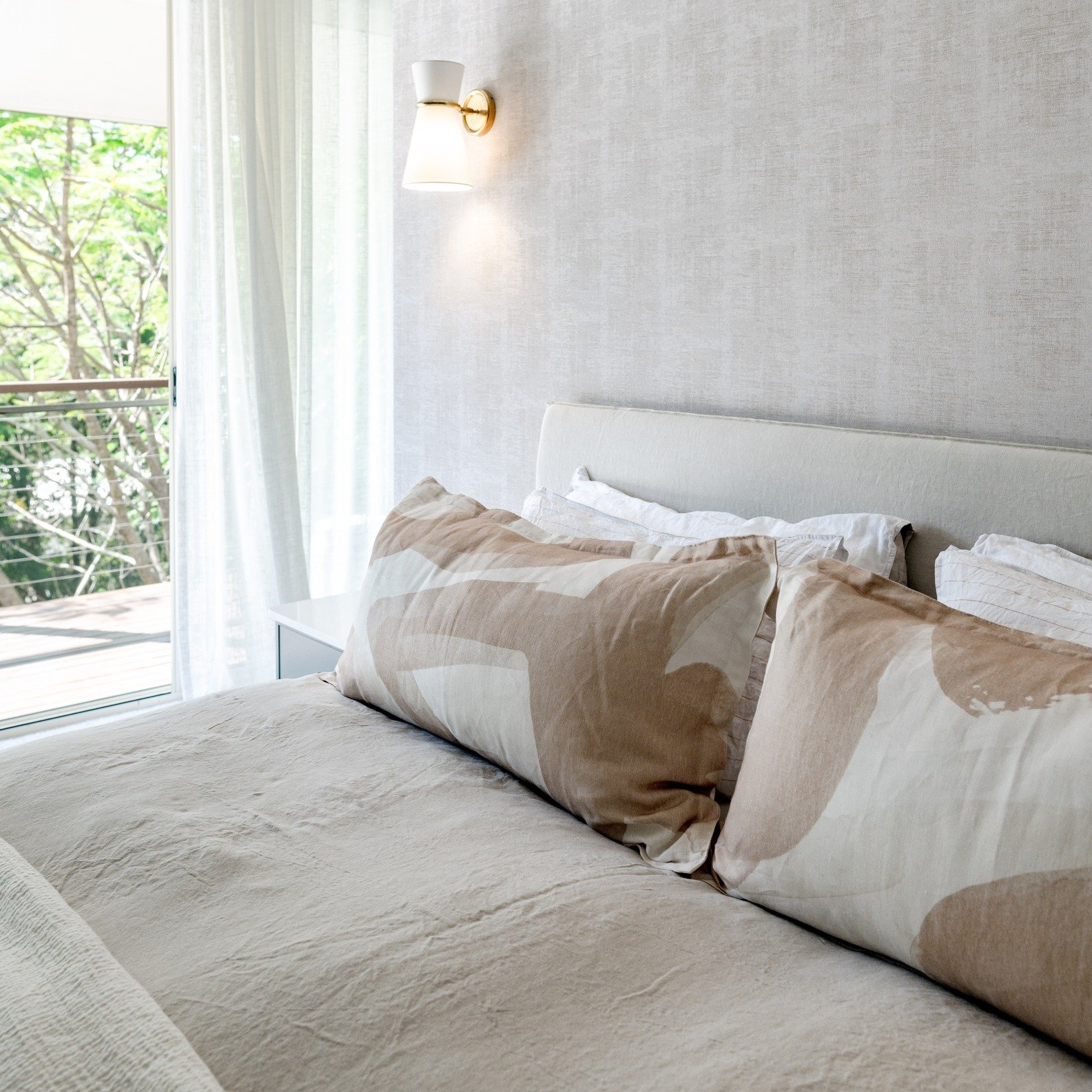 In pursuit of their dream Master Suite, our clients desired a spacious walk-in robe, an updated ensuite, and ample space. We carefully reconfigured the layout to fulfill their wishes ✨ Sleek built-in bedside tables, featuring elegant Caesarstone tops