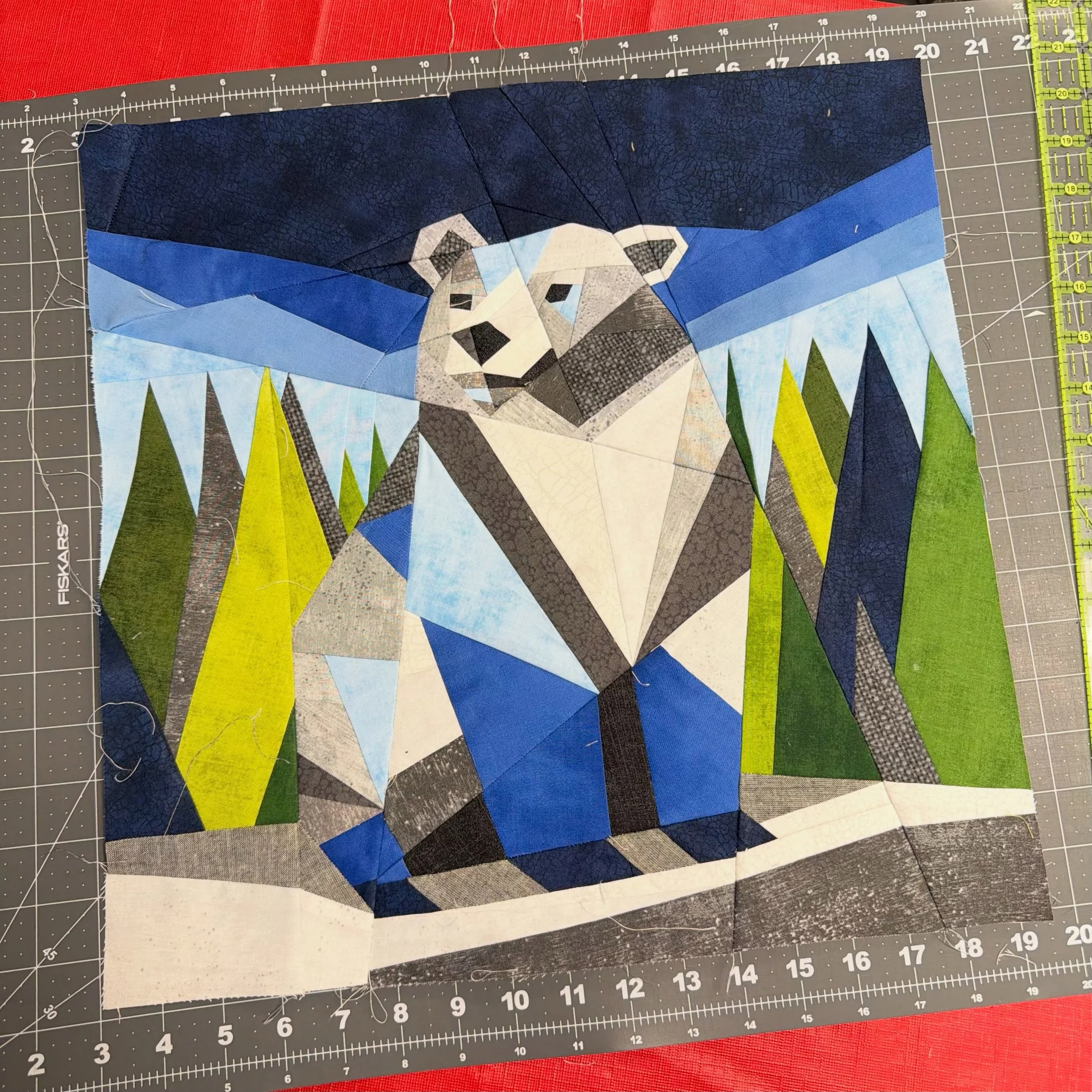 Just a little quick FPP project in between the big projects I&rsquo;m trying to finish before Summer Nationals&hellip;.

Pattern: #bearwithmequilt by @gettingjazzywithitig 
Fabric mostly from @warmncozyquilting with a little stash supplementing

Even