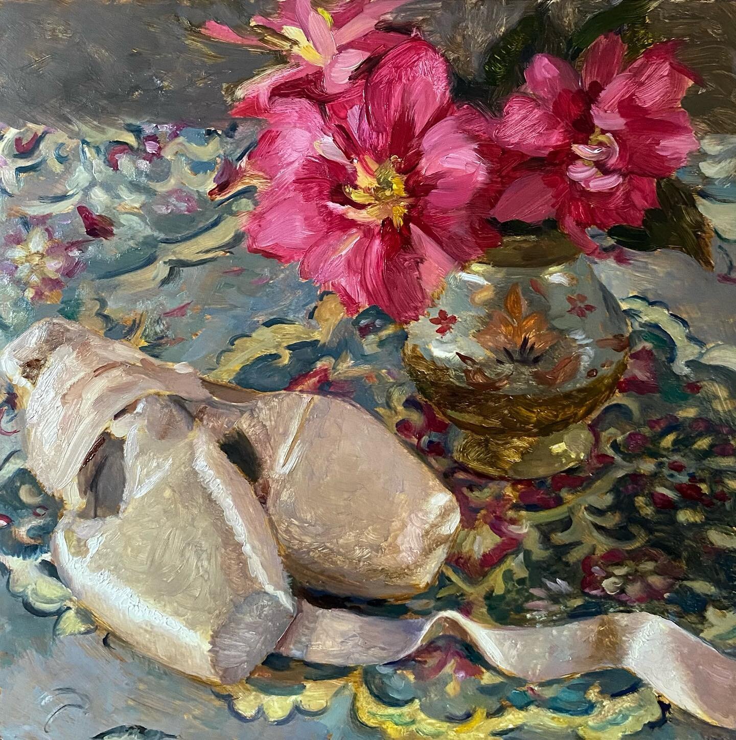 Arabesque II, oil on panel, 20 x 20cm

More paint, more pointes :) I could probably keep painting this subject forever 🩷 This one is currently available from @akbellingergallery 

#stilllifepainting #naturallight #balletart #pointeshoes #camellias #