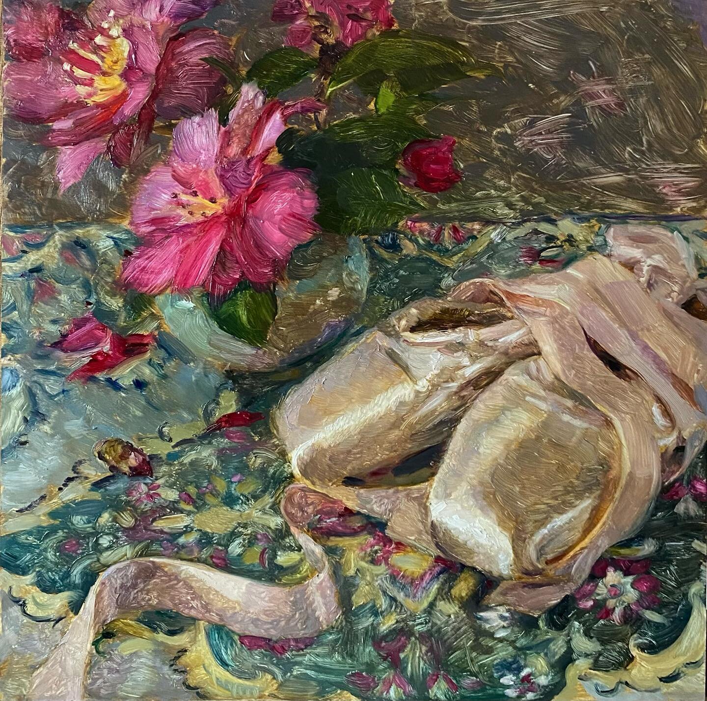 Arabesque I, oil on panel, 20 x 20 cm 
Returning to a favourite subject, &amp; letting the paint do it&rsquo;s thing 🩷 

#cobaltviolet #rawsienna #pthalogreen #ultramarine #quinacrodonerose #balletshoes #pointeshoes #balletpainting #camellias #arabe