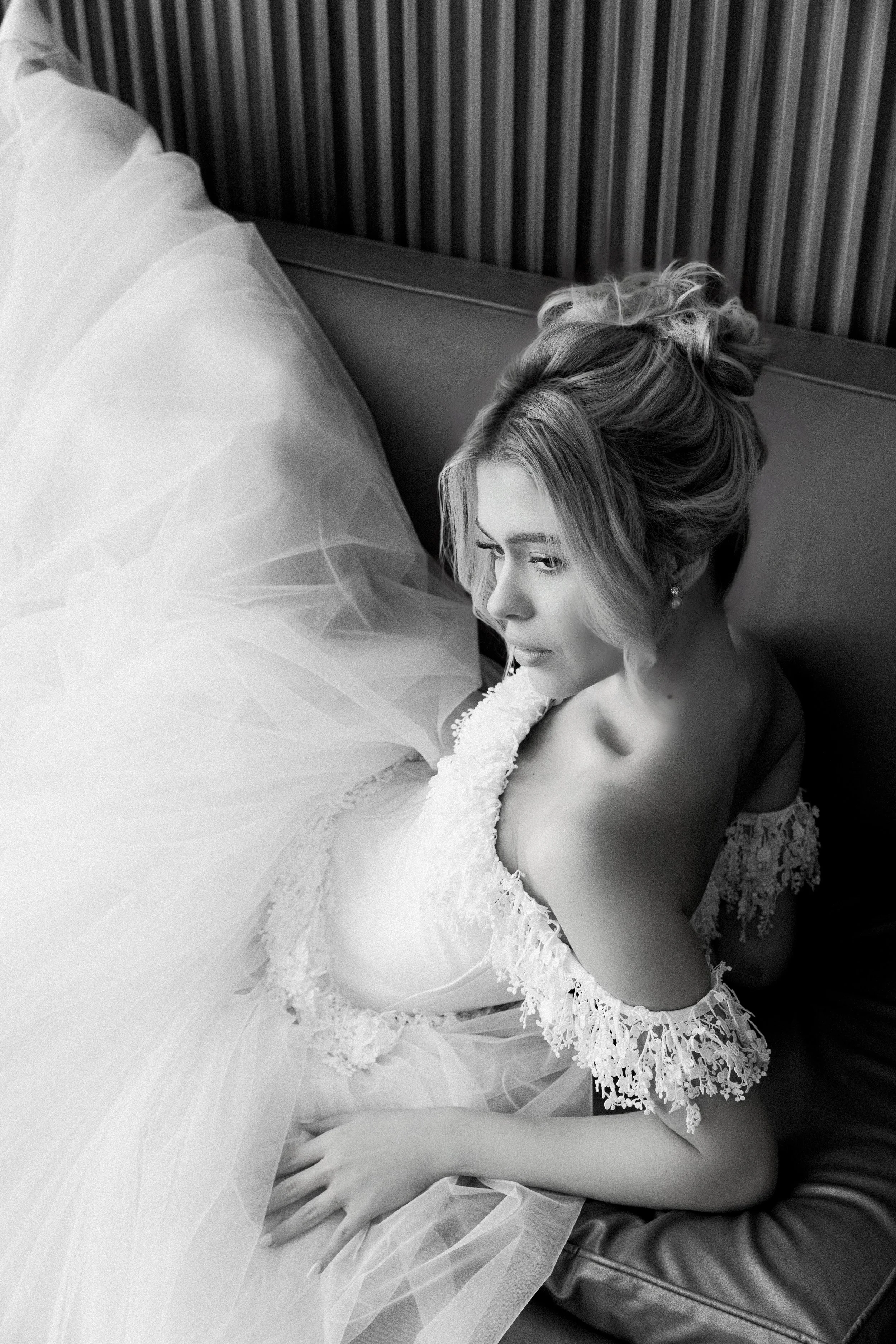 Beautiful Gown "Aspen" is a versatile two-piece design, allowing you to switch out the skirt to suit your personal style. This enchanting gown captures a fairytale feel, featuring unique tassel detailing that can be worn on or off the shoulder. The s