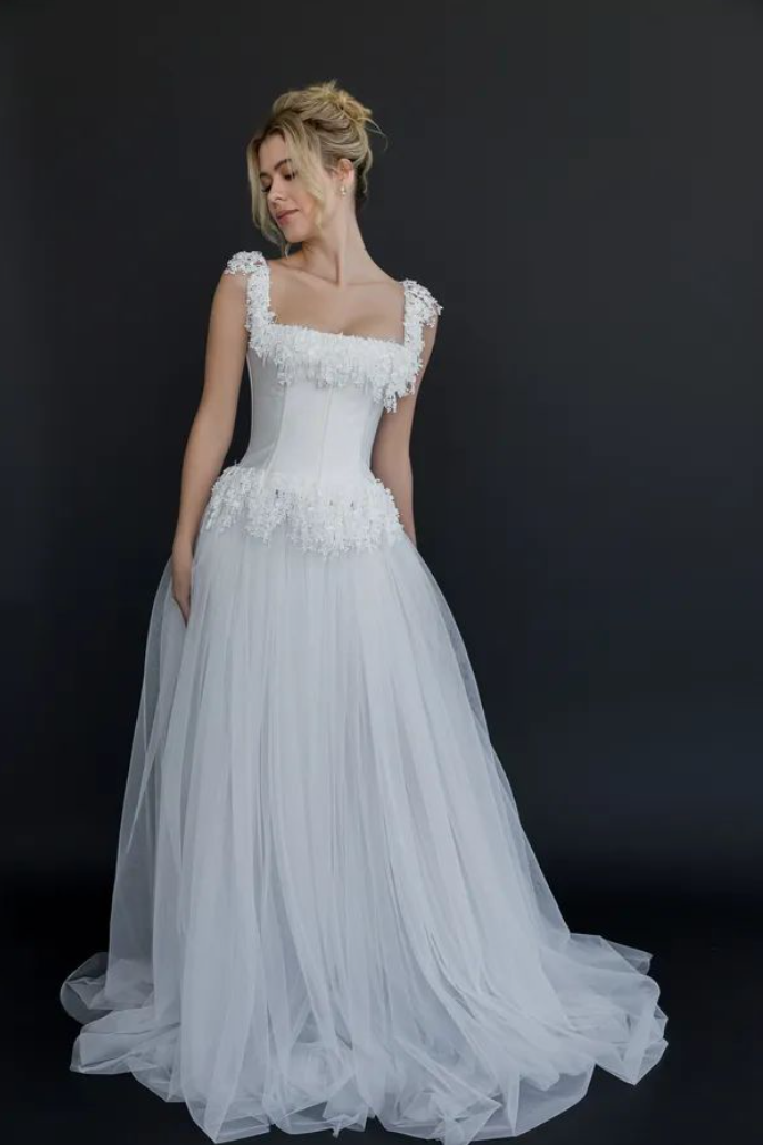 Beautiful Gown "Aspen" is a versatile two-piece design, allowing you to switch out the skirt to suit your personal style. This enchanting gown captures a fairytale feel, featuring unique tassel detailing that can be worn on or off the shoulder. The s