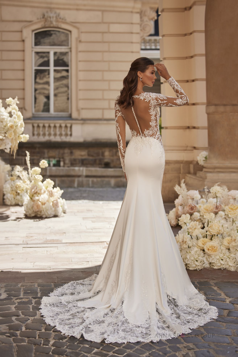 Long sleeves, mesh back, and a stunning train!