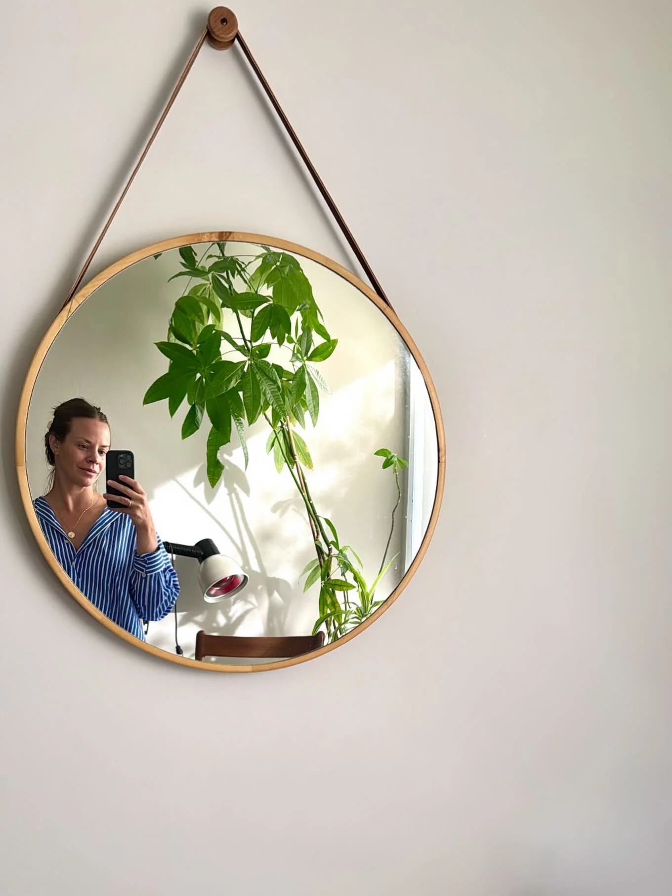 In the office this month 🌱

It has felt like a sweet gift to be able to slowly return over the last couple months of motherhood, first virtually and now physically. There is a calm tenderness to the space that feels supportive during this season (th