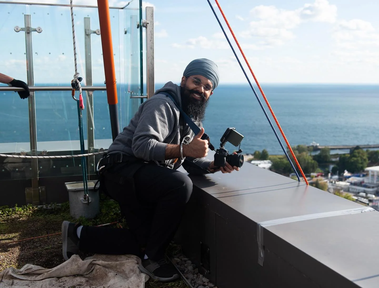 Throwback to Oct 2024 from the edge of @hotelxtoronto with @overtheedgeglobal 

2nd slide in the carousel is a snippet from my showreel which I couldn&rsquo;t upload on IG for photo release and licensing concerns.