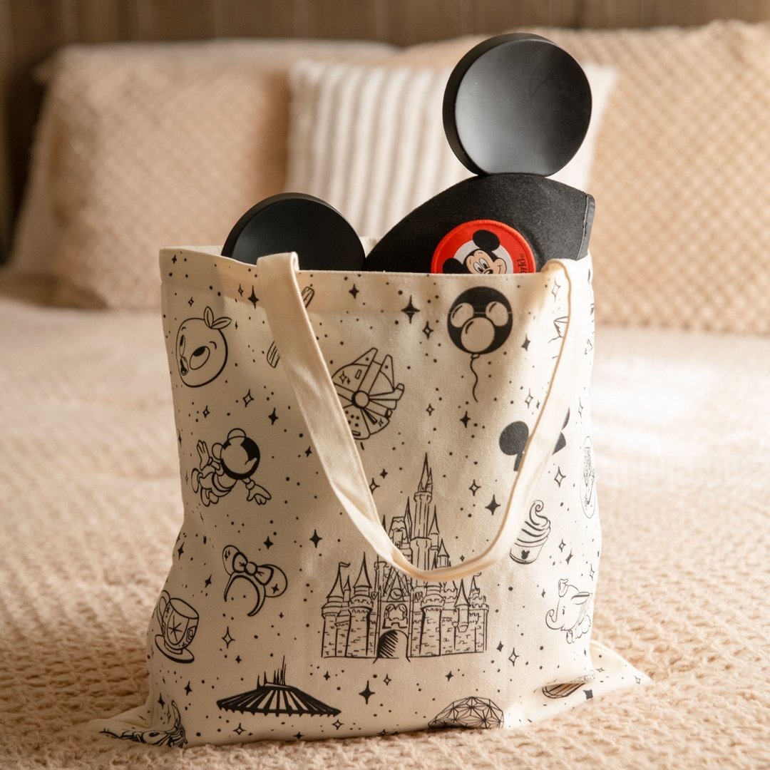 For those who appreciate the art of blending vintage nostalgia and minimalistic charm, our Disney-themed tote bags are a dream come true! ✨
