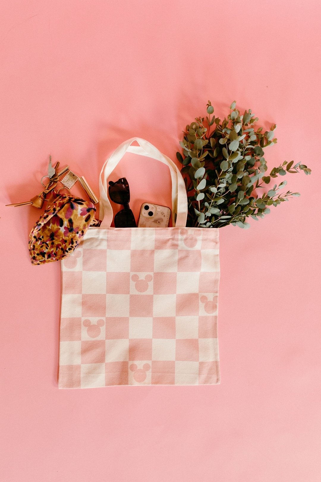 Get your pink fix with the fabulous checkerboard tote! 💖 Whether you're running errands or hitting the parks, this trendy accessory will keep you looking stylish and chic. Don't miss out on the pink perfection! 🛍️✨