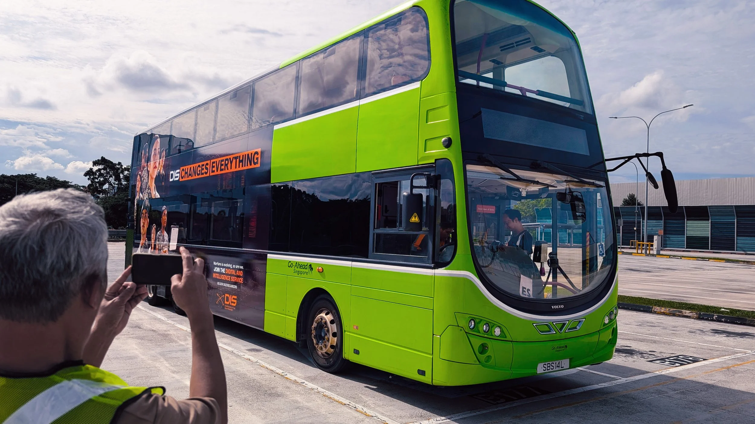 DIS_OOH_BUS_DoubleDecker1_V1.jpg