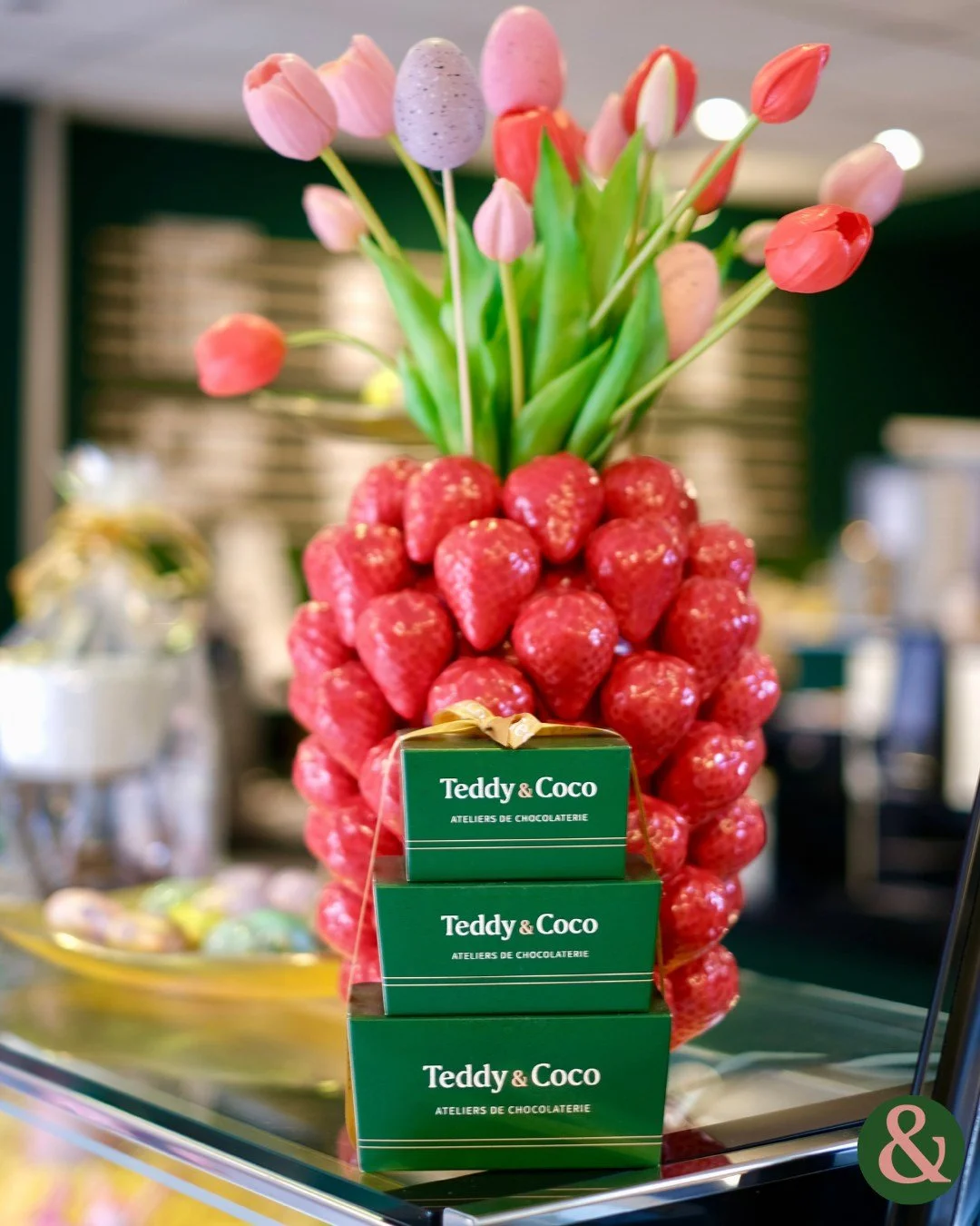 Een goed cadeau vinden hoeft niet ingewikkeld te zijn 💌

Onze ambachtelijke bonbons zijn perfect voor elke gelegenheid. Met meer dan 40 verschillende smaken stel je altijd een selectie samen die past bij het moment. Van zachte hazelnootpralin&eacute