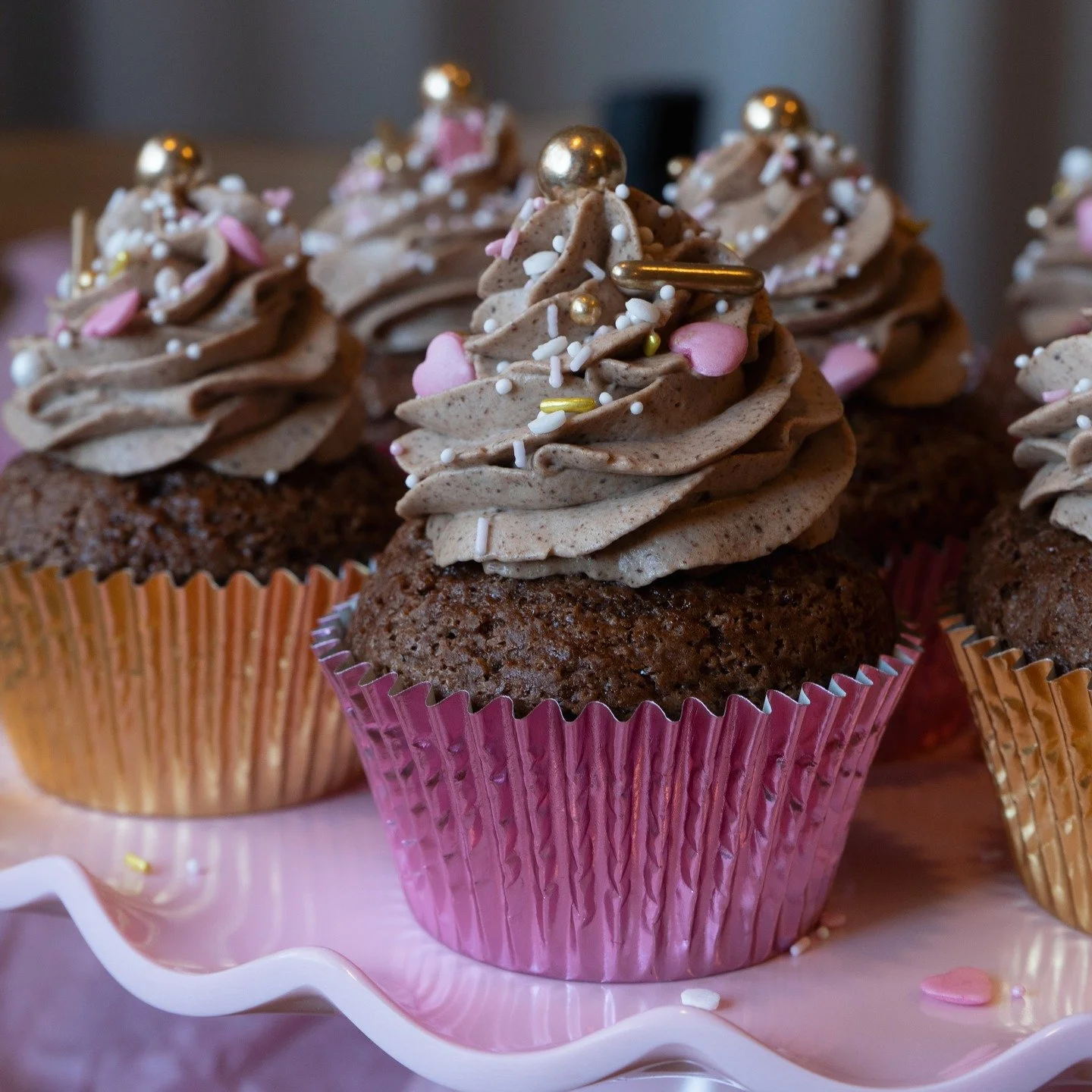 Halusin vaan jakaa teille kuppikakku inspiraatiota viel&auml; kuvina, koska minusta n&auml;m&auml; olivat niin kauniita.❤️ Mit&auml; mielt&auml; s&auml; oot?
 Resepti t&auml;ydelliseen suklaakuorrutteeseen l&ouml;ytyy aiemmasta kelasta.

#cupcakes #h