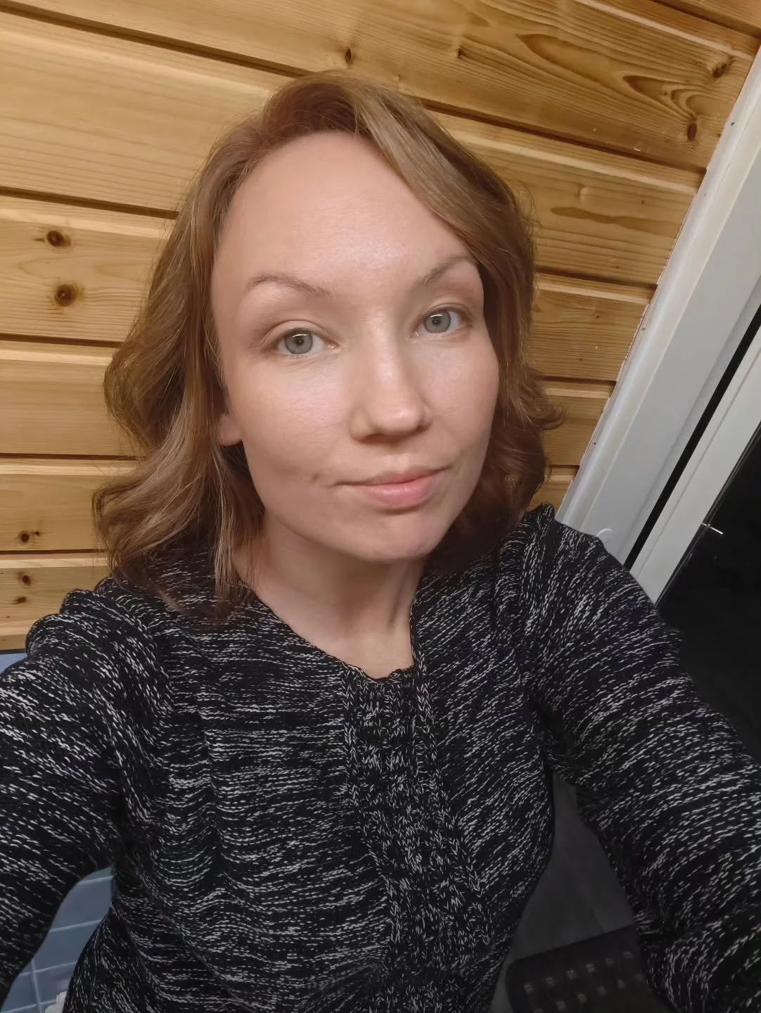 Koska esittely t&auml;&auml;lt&auml; uupuu niin t&auml;ss&auml; se tulee! Yritin l&ouml;yt&auml;&auml; itsest&auml;ni edustavaa kuvaa t&auml;h&auml;n mutta en onnistunut..😂🤭🙈

Kuka oon?
- 32-vuotias perheen&auml;iti Pohjois-Karjalasta. Meid&auml;n