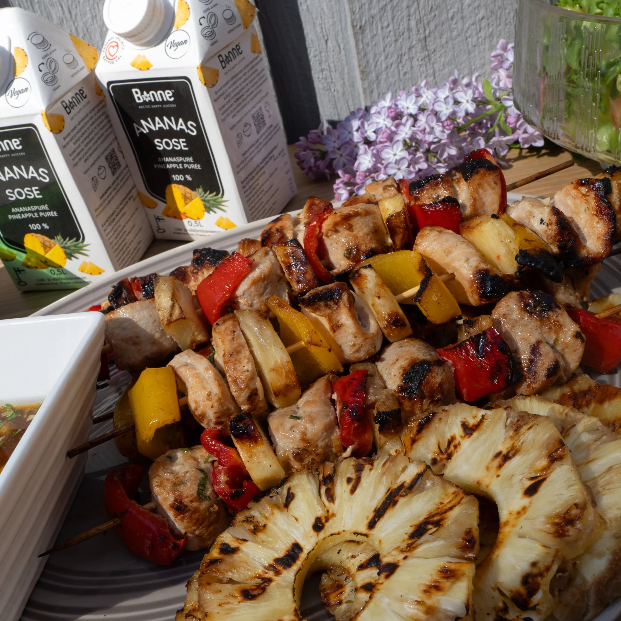 Mainos @bonnejuomatoy ja reseptit.
Kes&auml; on parhaimmillaan grilliherkkuja kokkaillessa. 💛 Mutta oletko koskaan kokeillut miten ihanasti Bonnen hedelm&auml;soseet sopivat my&ouml;s grillaukseen? Alla teille testiin ananasmarinadi, joka sopii lois