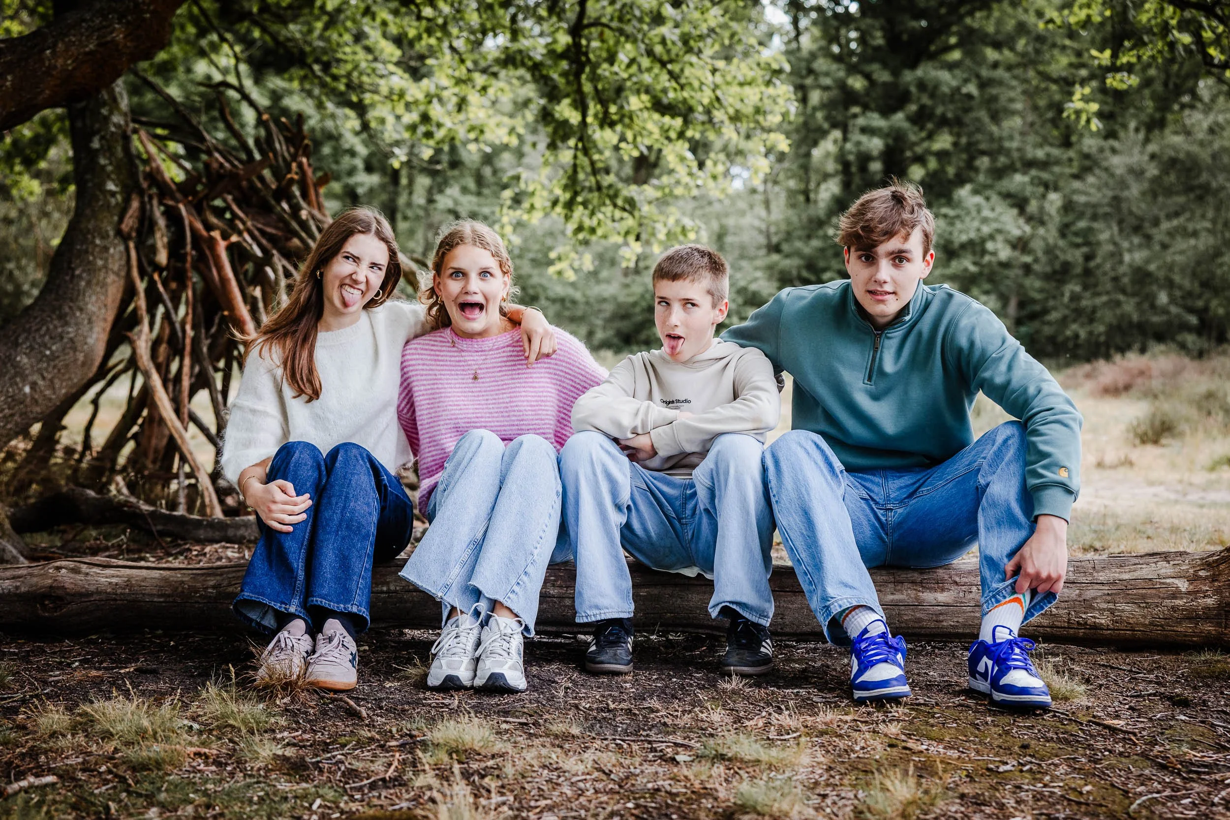 CrazyLittleThingCalledLove, familielove-1.jpg