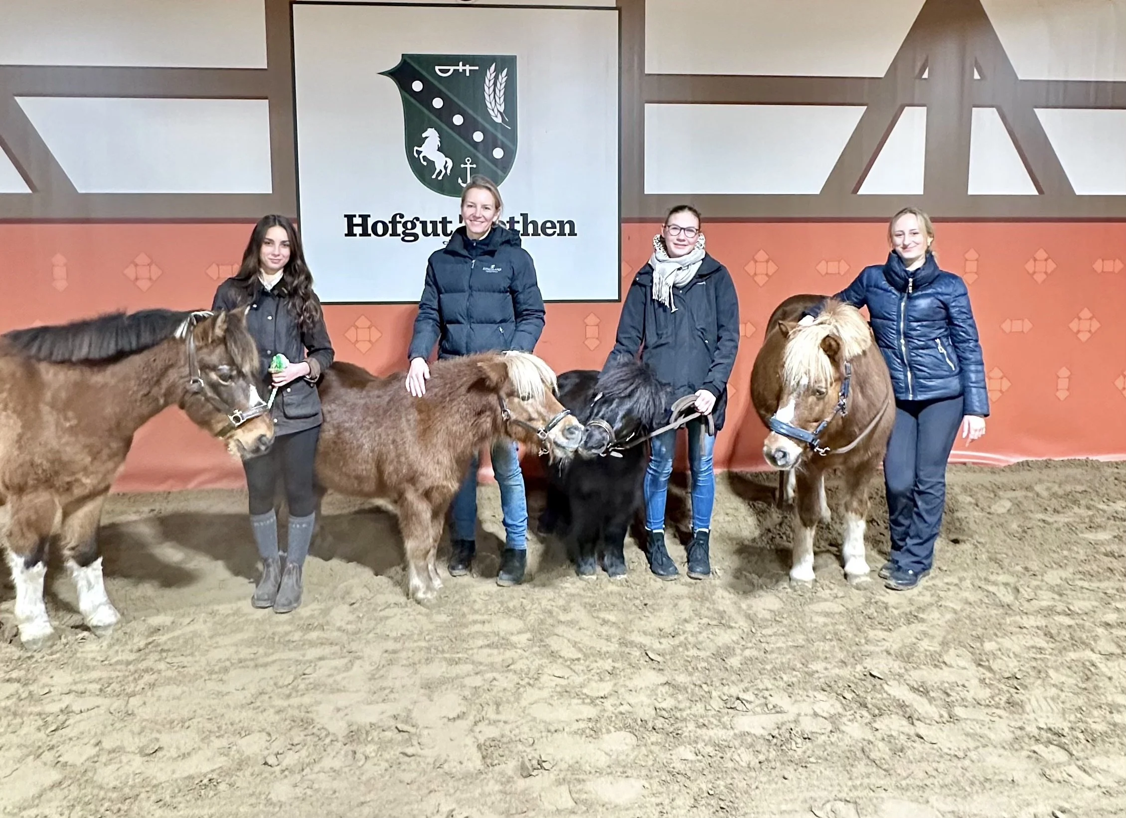 4 Ponys und wir Frauen lächeln in die Kamera.