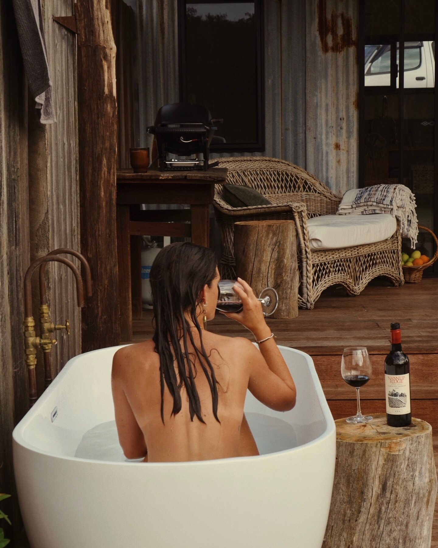 We think @isismoonbollard is thoroughly enjoying herself soaking in the outdoor bathtub 🛁