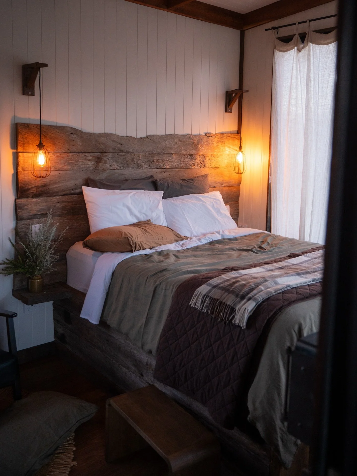 Dreamy evenings in Cleves&hellip; can you picture yourself here in these soft linens?❣️

We have a resident little Willie Wagtail that comes and sits on the chair outside to greet you. He loves a chat! Some of our guests have named him too, come and 