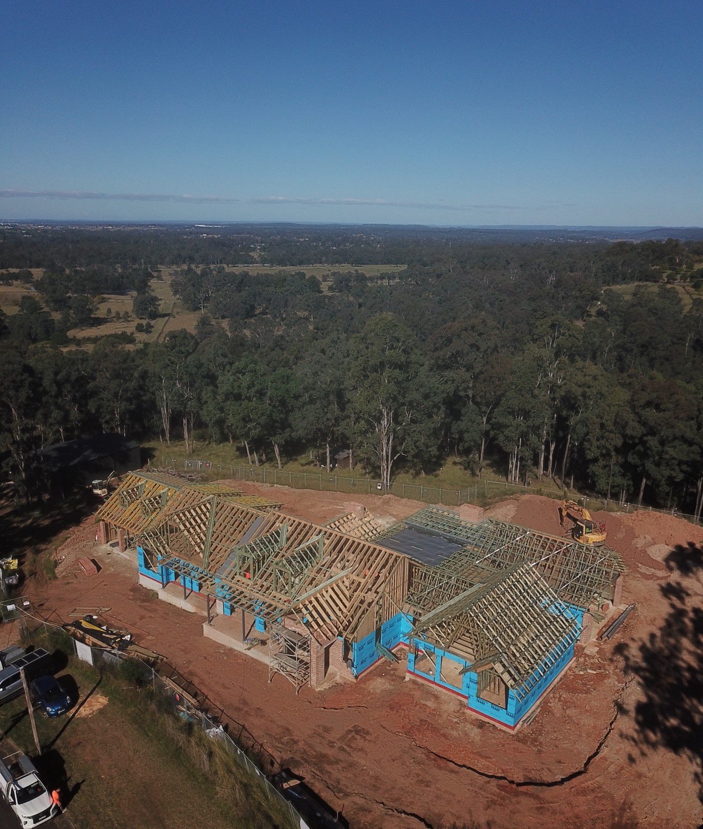 Our Mulgoa project is coming to life, with the recently completed framework giving shape to what will be a truly remarkable home.⁠ 
The structure is rising beautifully against a backdrop of natural surroundings &mdash; a perfect pairing of thoughtful