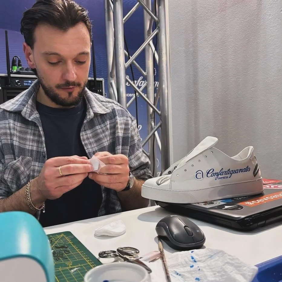 Alcuni scatti dell&rsquo;evento @tipicita di sabato 7 marzo allo stand @confartmcapfm  dove ho fatto una live custom e parlato di antichi mestieri&hellip;

#tipicit&aacute; #confartigianato #confartigianatomarche #calzolaio #livecustom