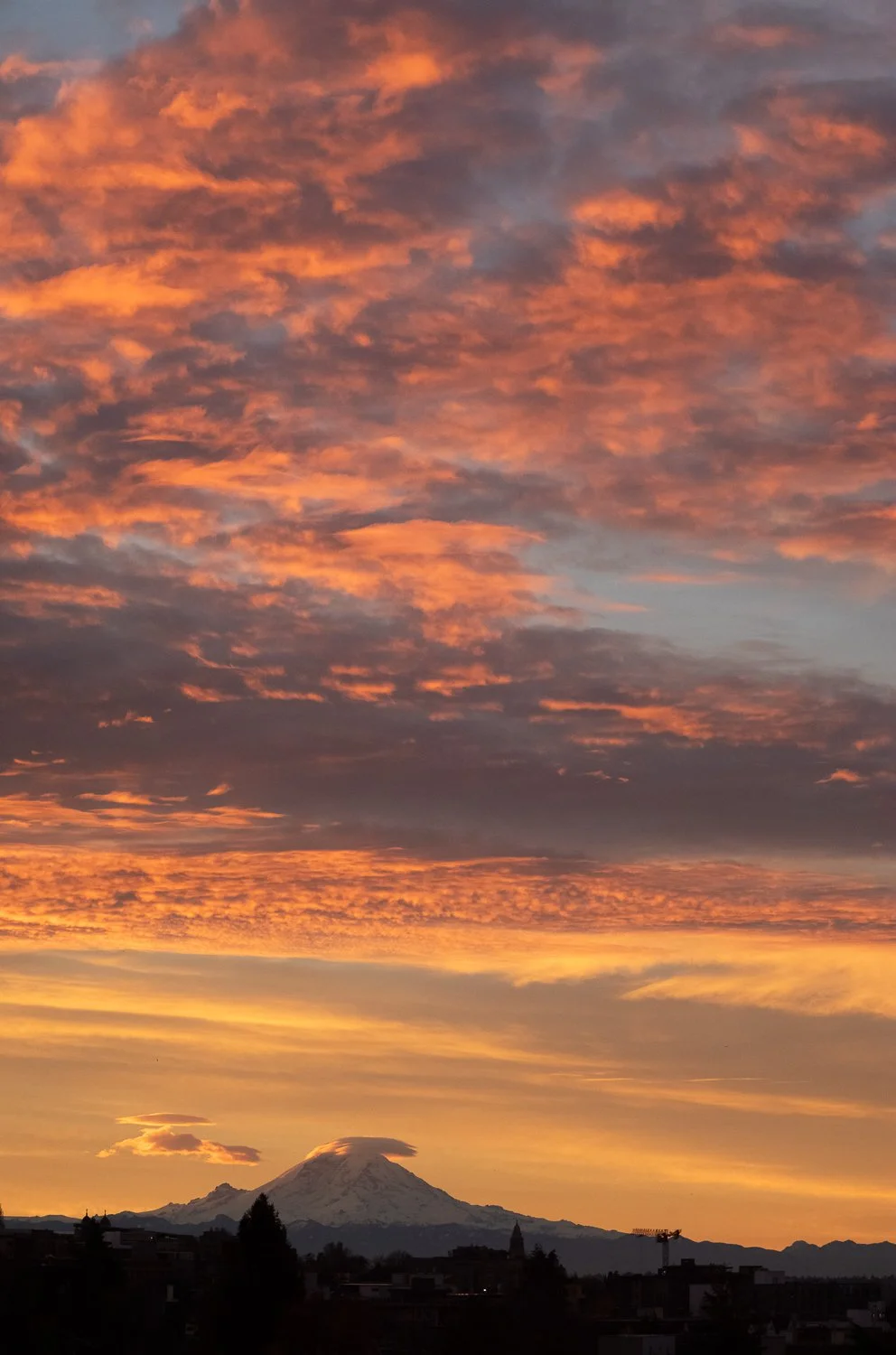  Sunrise over Mount Rainier from Seattle, Washington, USA on December 6, 2024. 