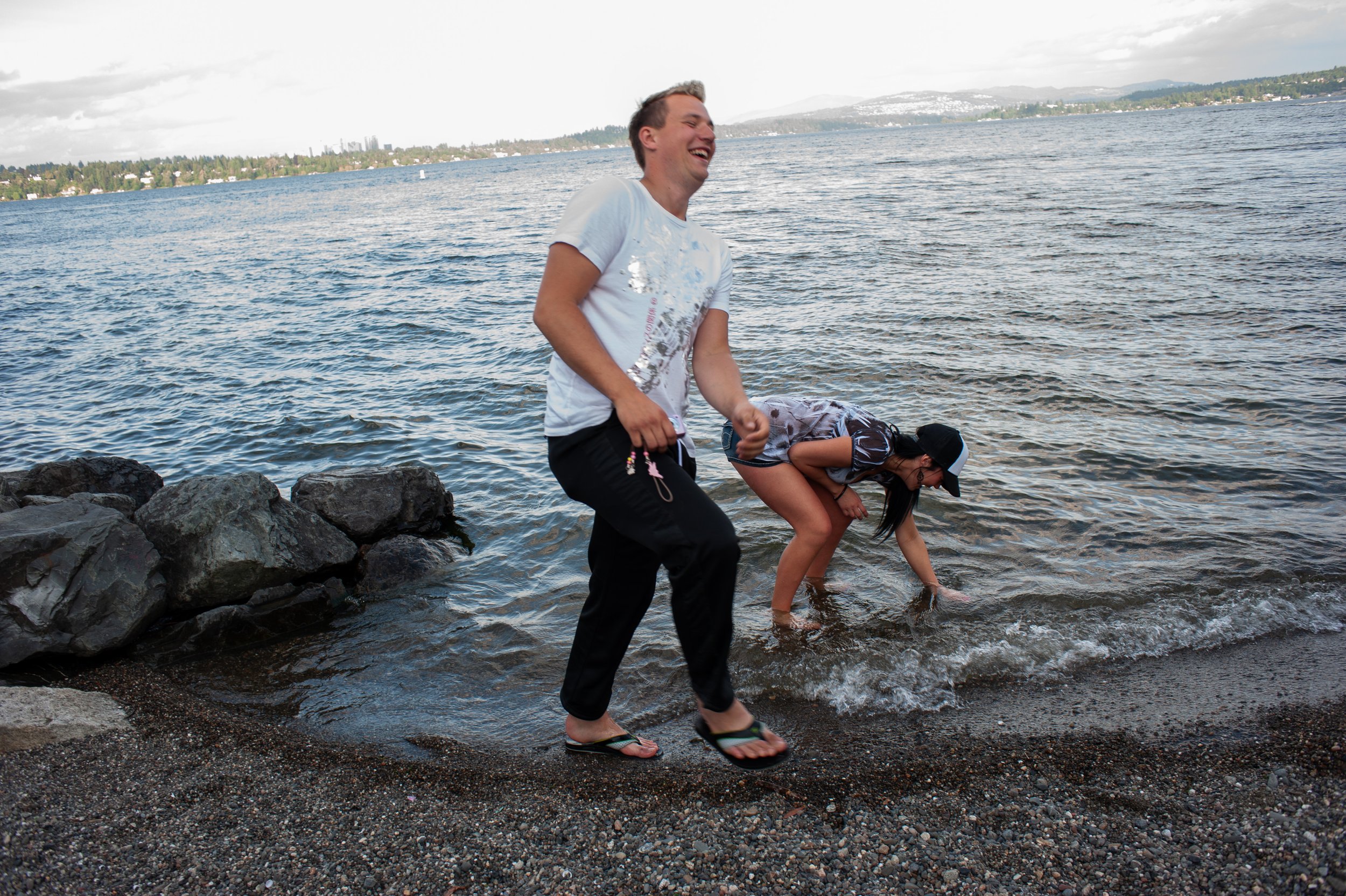  A couple wades at Denny-Blaine park on the shore of Lake Washington in Seattle, Washington, USA. 
