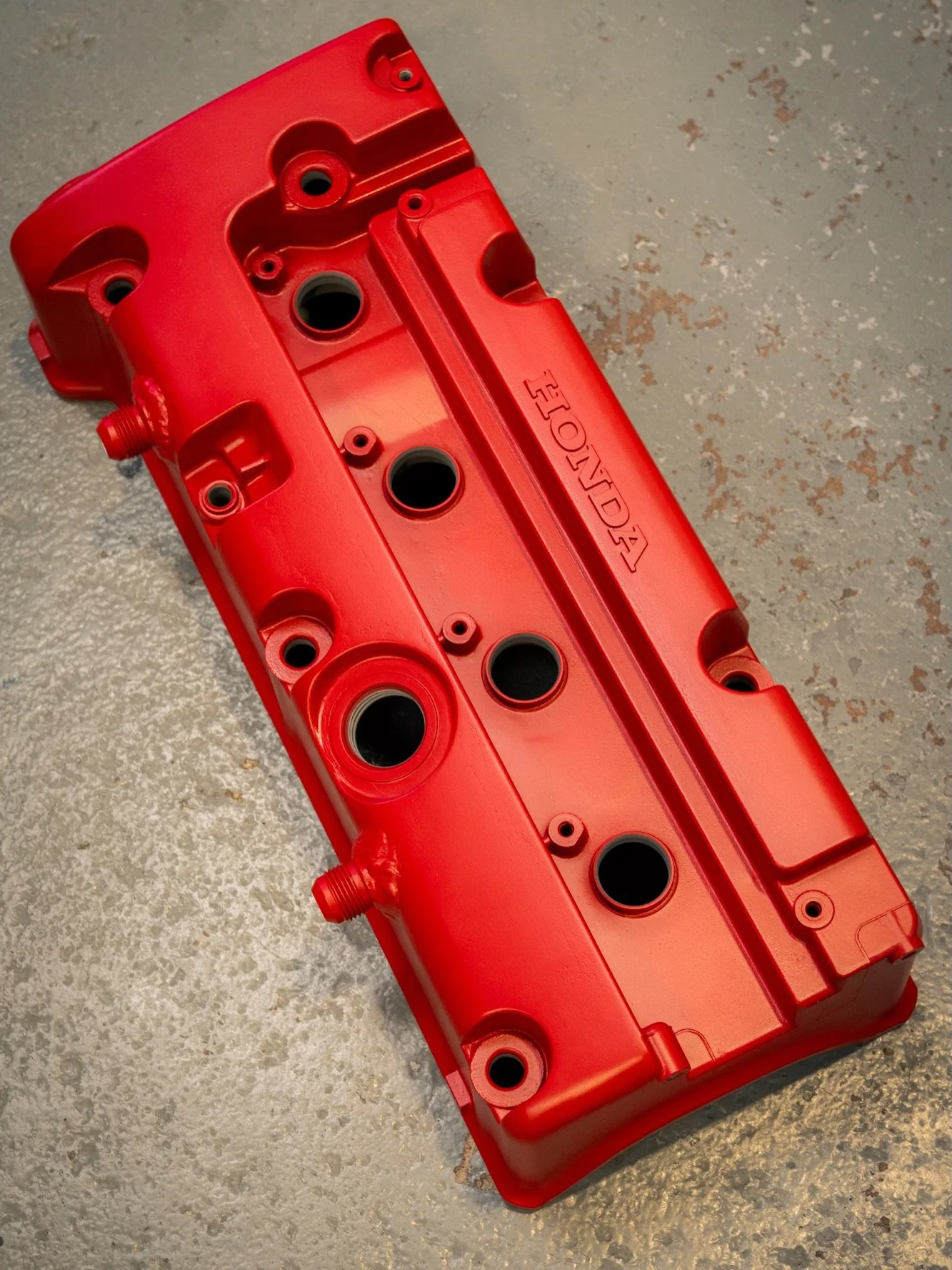 A classic combination, Honda K24 cam cover in H-306 Ruby Red, does it get any better?! 

Meticulously cleaned, degreased, gas out, precision masking on the internals and bungs where they need to go. Protected from oils, solvents and ready for horsepo