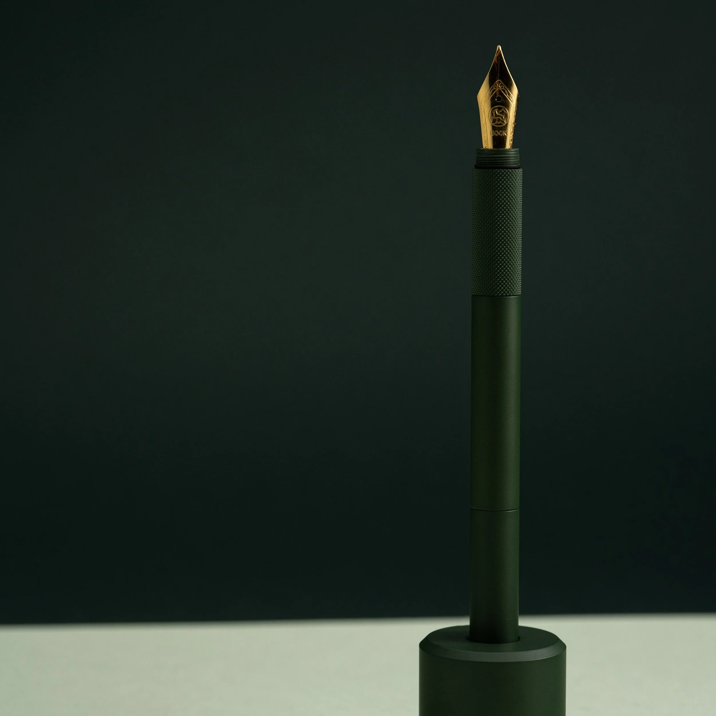 Wingback fountain pen and holder in H-400 Jesse James Eastern Front Green