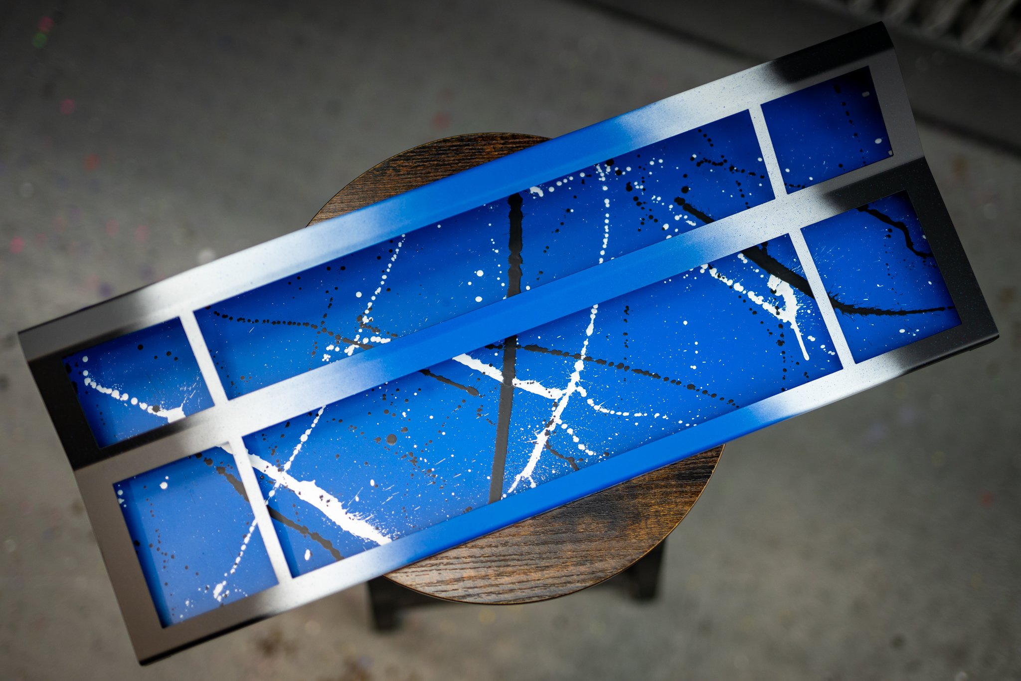 MechBoards UK Hyper-7 - custom application in H-171 NRA Blue, H-140 Bright White and H-146 Graphite Black showing off fades, splatter, speckle and stencil work