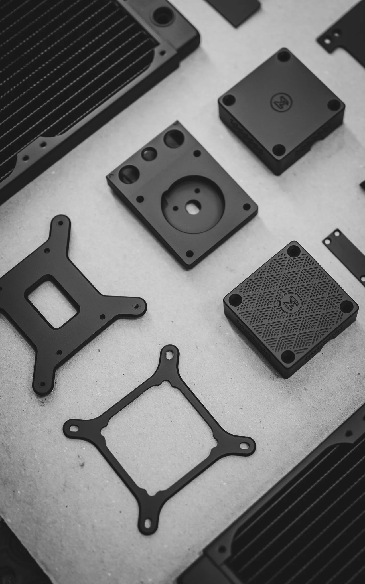 Watercooling components in H-190 Armor Black 