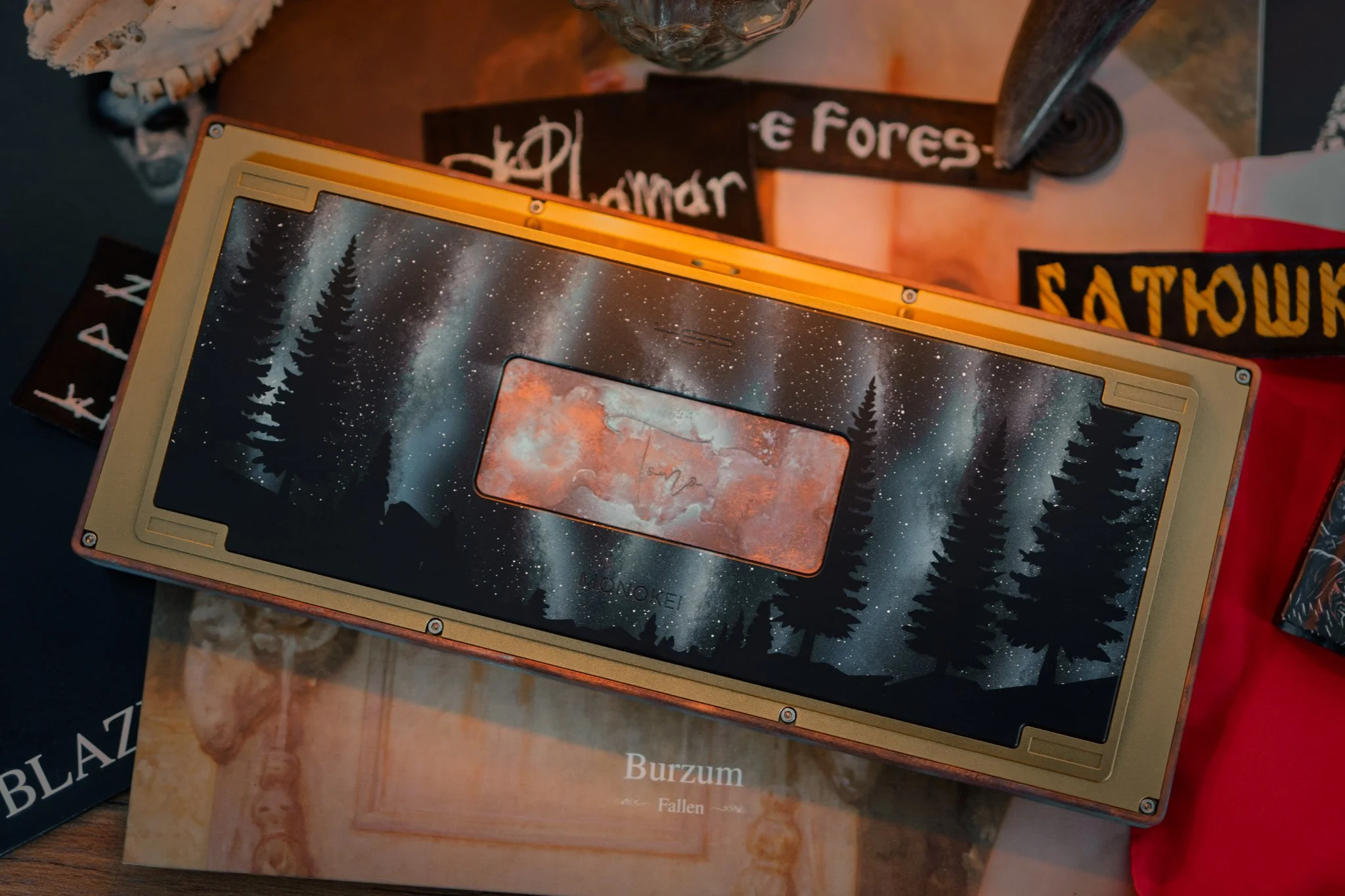 Monokei x TGR Tomo- top is a custom antique / patina style using H-347 Copper and H-349 Aztec Teal, bottom H-190 Armor Black with FX Gold & High Gloss Armor Clear on the top. Bottom plate has a custom 'Northern Lights' effect - Chefs Special! 