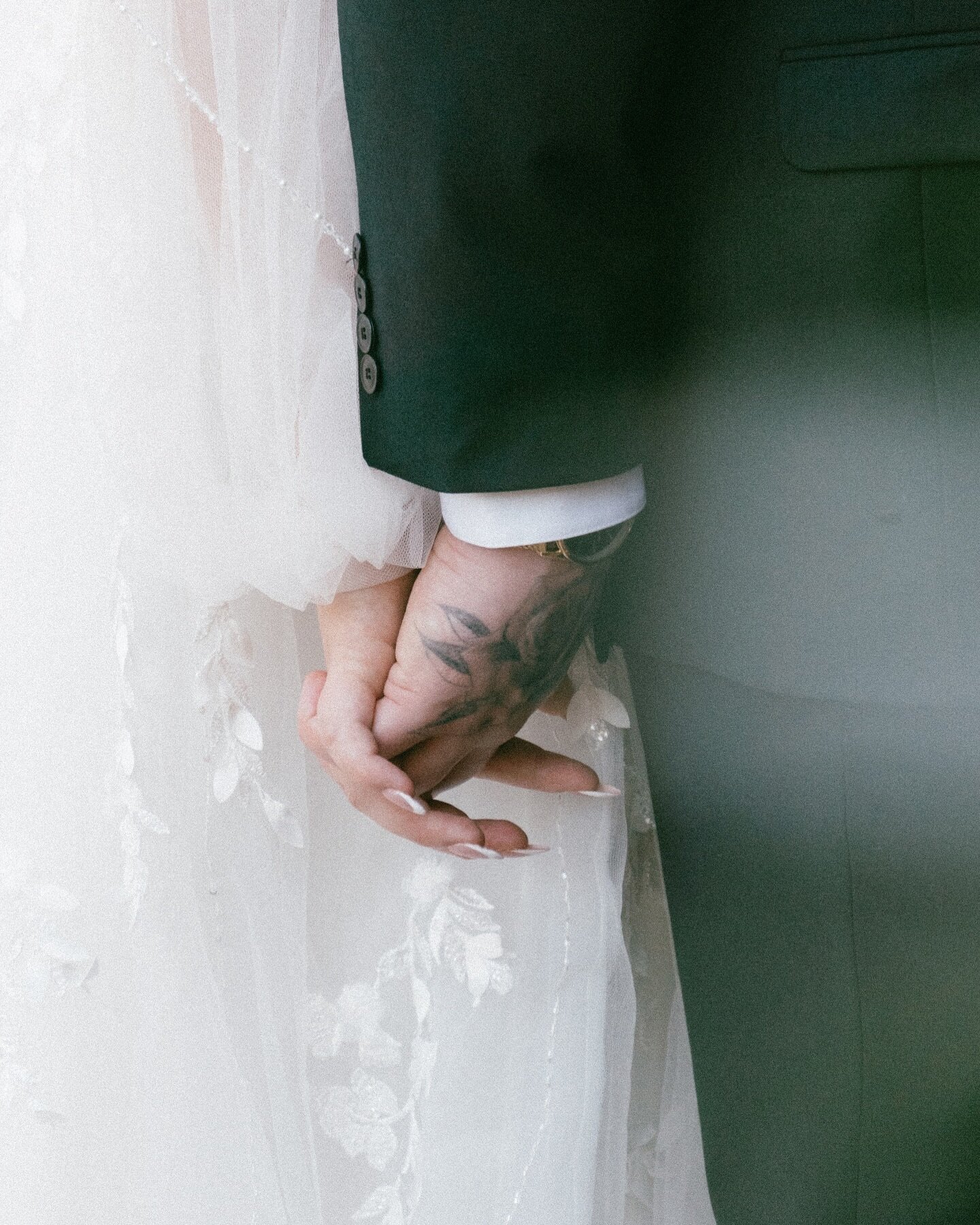 I&rsquo;ve said it once and I&rsquo;ll say it again. I love photographing a couples hands. The hands can show so much expression and this sweet couple was no different. This image was taken shortly before their ceremony began. 

Second shot for @thep