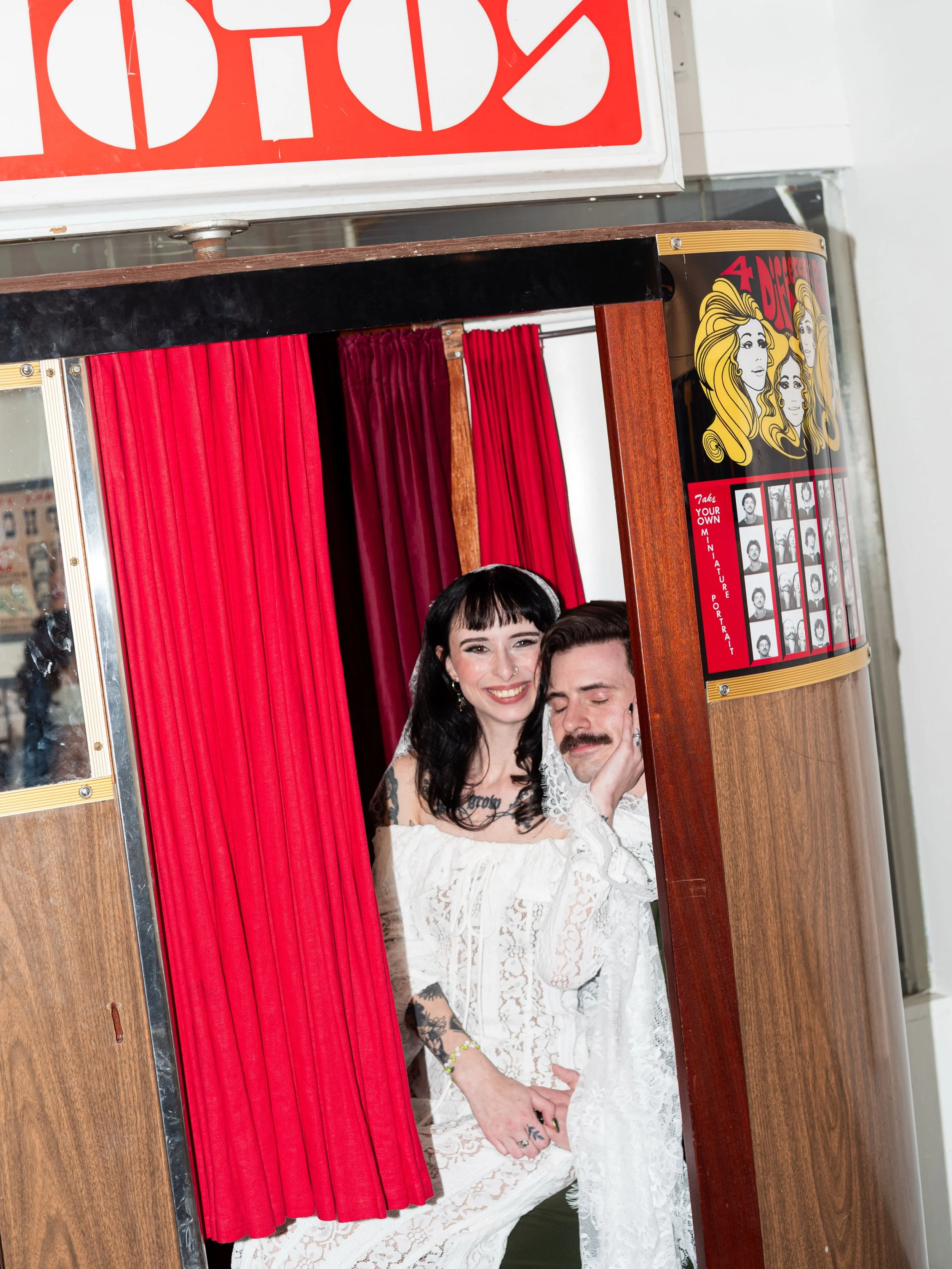 A little flash moment from J + J&rsquo;s San Francisco wedding day. Here they are at the @thephotoboothmuseum 🎞️ 💘