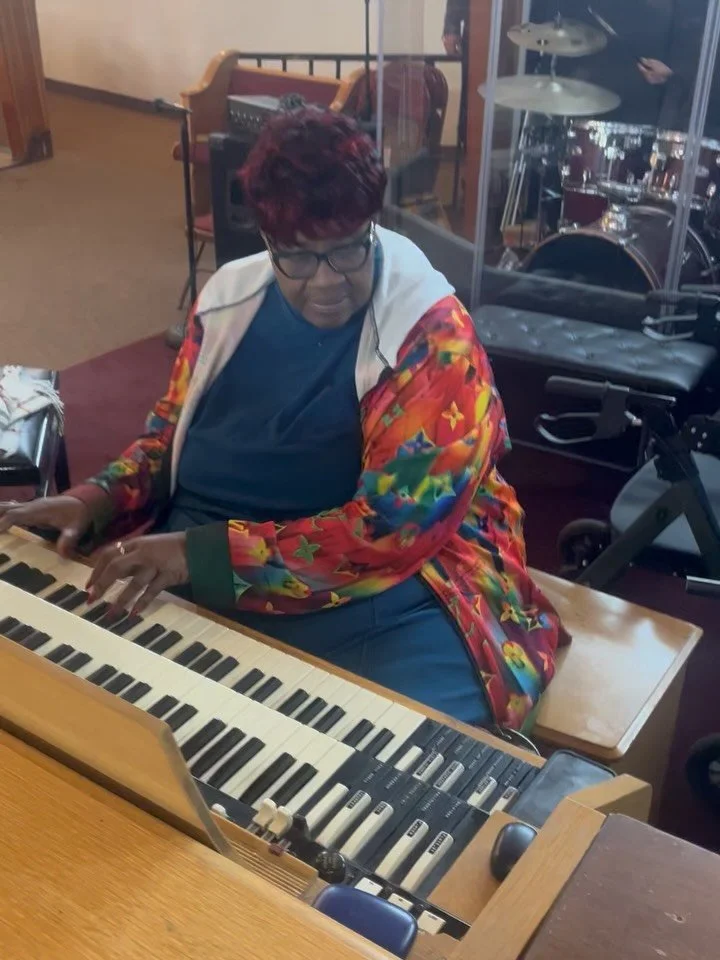 Worshiping on the Westside with @saintrestbc family as the 21 Days of fasting and prayer keeps cooking&hellip; and Legend Jackie kills it on the Hammond organ 🔥🎹🎶🙏🏽🙌🏽 Prayer, praise, unity, amidst our diversity&hellip; that&rsquo;s how you hea