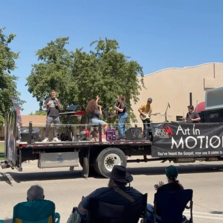 Taking Worship Music to the streets 🎶🙌🏽with our @psalmistmissionofficial grads today with thousands gathering @kingsburgdowntown @swedishfestival &hellip; what a joy! @rickalonzo @rickalonzoministries 
#tsunami 
#celebrity #jes&uacute;s 
#famousfi