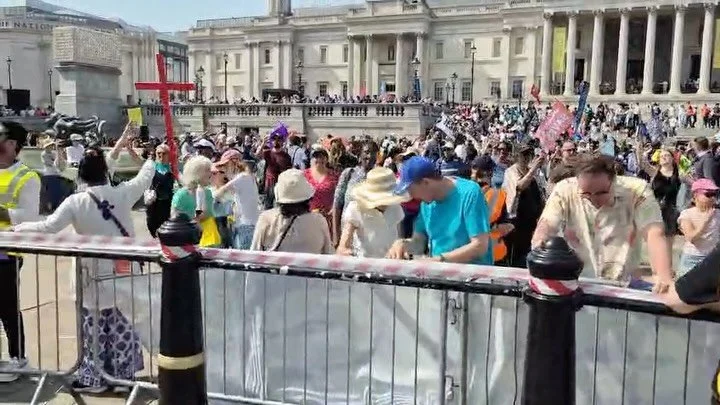 @jesus_march_london 🎶🙌🏽🔥 We got to lead with thousands gathering at @trafalgar_square_  on pentecost weekend&hellip; what a privilege! Much more to share in this London trip but had to share this precious moment! Who else thinks that it&rsquo;s t