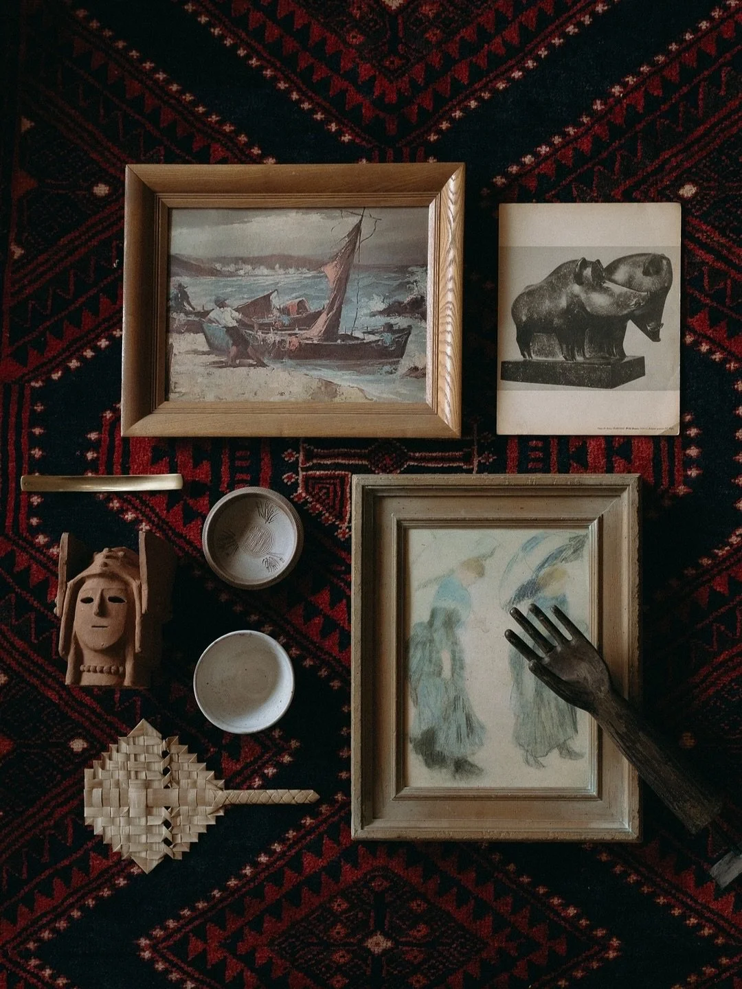 Oddities + art. What else could you want?
⠀⠀⠀⠀⠀⠀⠀⠀⠀
Two of my favorite things to collect are ceramics and art. A tried and true way to add depth and layers to your space. What are your favorite items to collect?