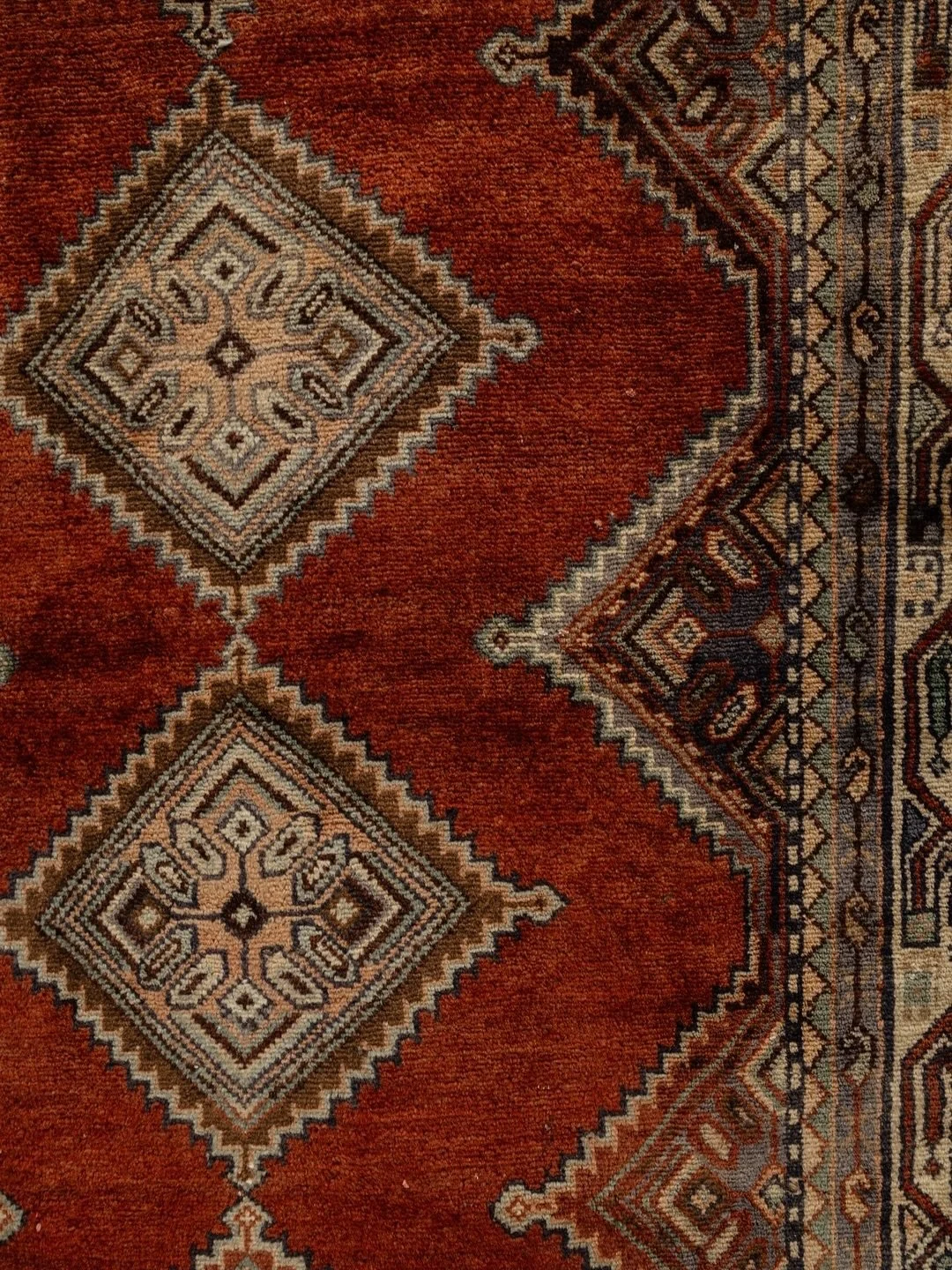 They say a pop of red ties any room together. This rug might be just what you need to complete your space ❣️