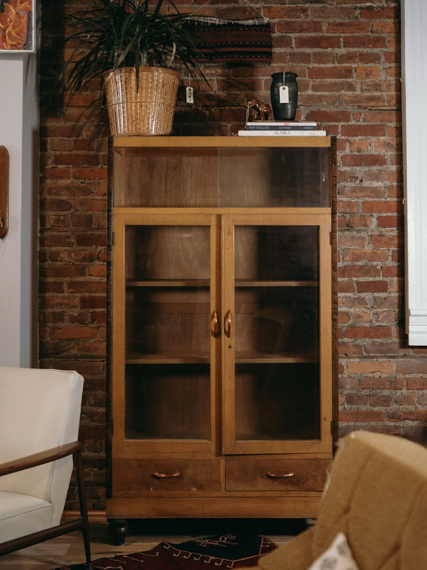It&rsquo;s National Teacher&rsquo;s Day, and we can&rsquo;t help but imagine this vintage cabinet once standing proudly in a classroom&mdash;filled with chalk, lesson plans, and maybe a secret stash of gold stars. 
⠀⠀⠀⠀⠀⠀⠀⠀⠀
Though it&rsquo;s sold an