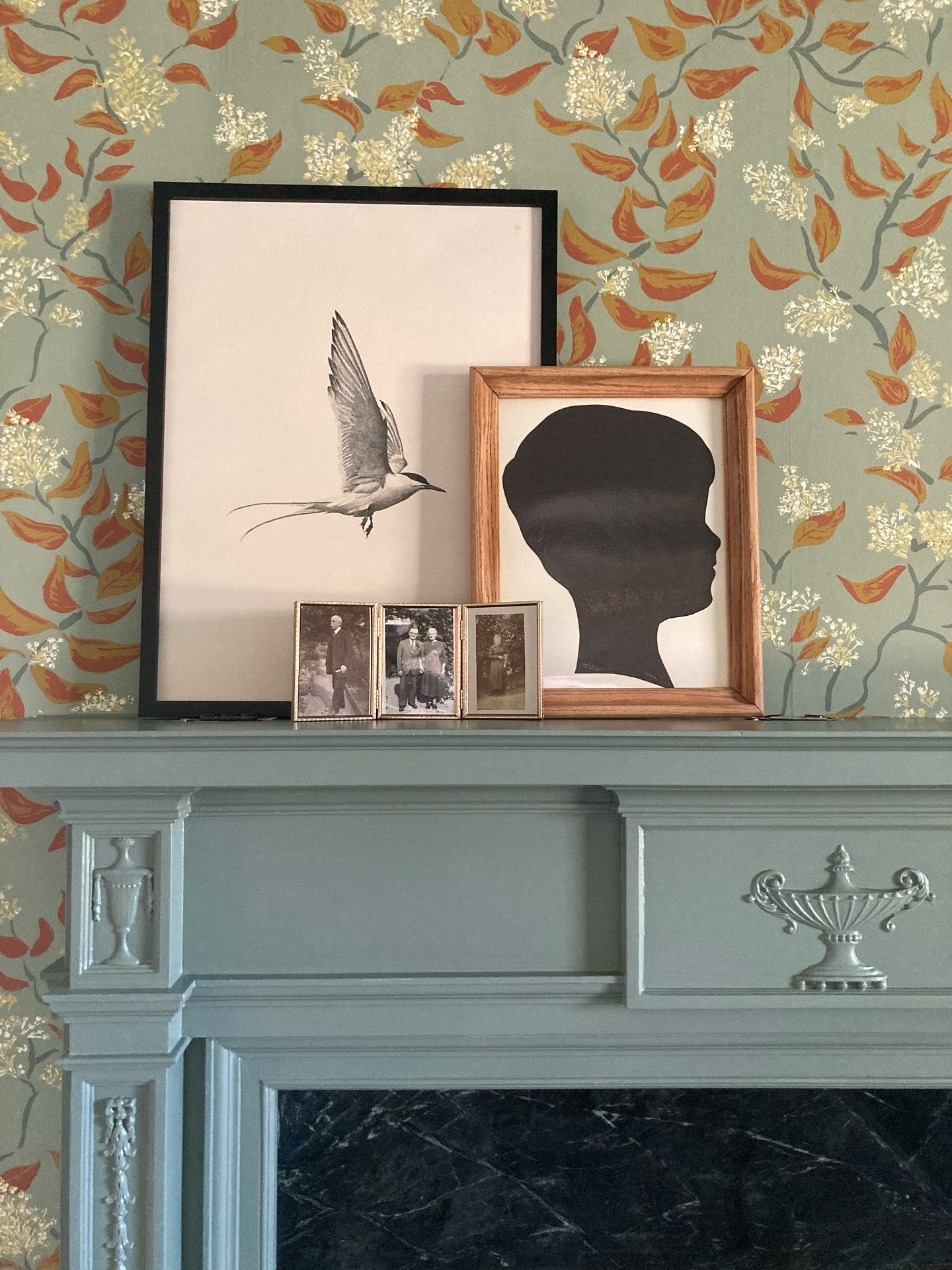 We love to see @friedrichsenhomes do just about anything, but we were especially honored to have a few pieces styled up by her on a recent project. A favorite view is her storied mantle and a moment for the turntable nook featuring treasured pieces t