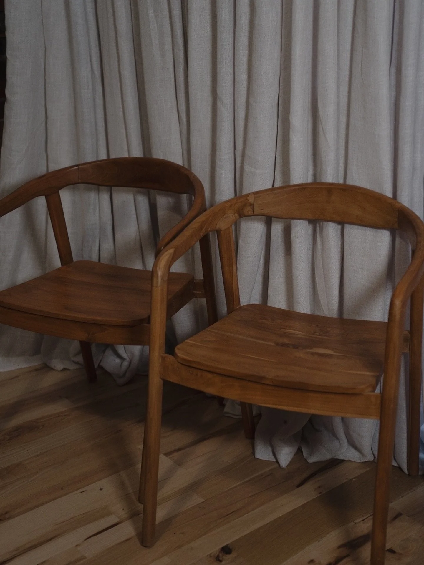 Meet a newer arrival: a pair of stunning teak chairs that are equal parts functional and beautiful.
⠀⠀⠀⠀⠀⠀⠀⠀⠀
Perfect for the impromptu dinner party that somehow turns into midnight storytelling.
⠀⠀⠀⠀⠀⠀⠀⠀⠀
And 20% off this weekend!
