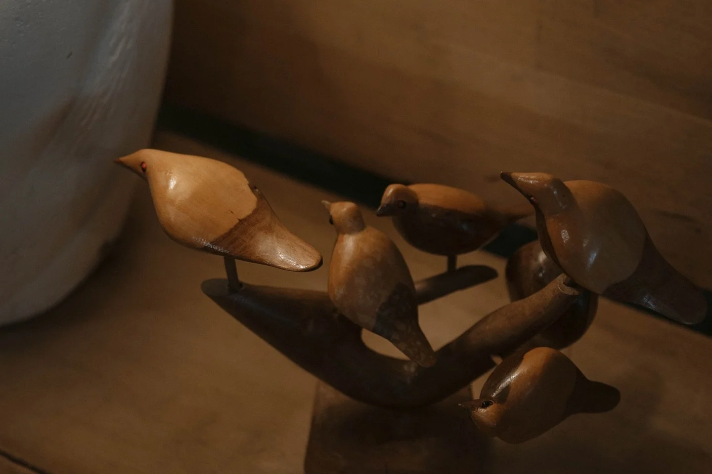 Choosing vintage isn&rsquo;t just design &mdash; it&rsquo;s a quite, beautiful no to fast trends and overproduction.
A yes to quality, craftsmanship, and character.
⠀⠀⠀⠀⠀⠀⠀⠀⠀
Posting wooden birds in cutie light for Chelsea&rsquo;s love of birds for t