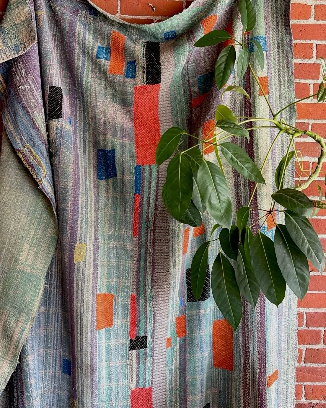 The overcast fall mornings have me reaching for the coziest blankets. We have two of these gorgeous vintage kantha quilts from @alokahome 

These pieces are one-of-a-kind functional art. Stop in this weekend to feel the softness and many hands that h