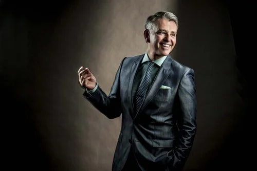 Sinatra: Raw. Written & performed by Richard Shelton. Wilton's Musical Hall, Graces Alley, London E1 to 2 November 2019. 4****. William Russell.