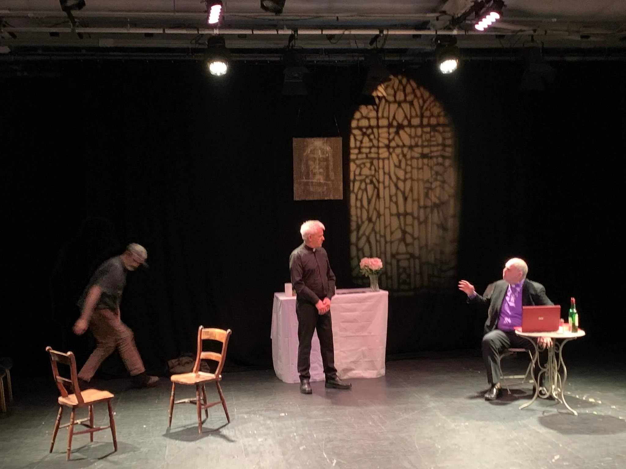 The Shroud by Bernard Field. The Playground Theatre, Latimer Road, London W10 to 5 March 2022. 3***. William Russell.