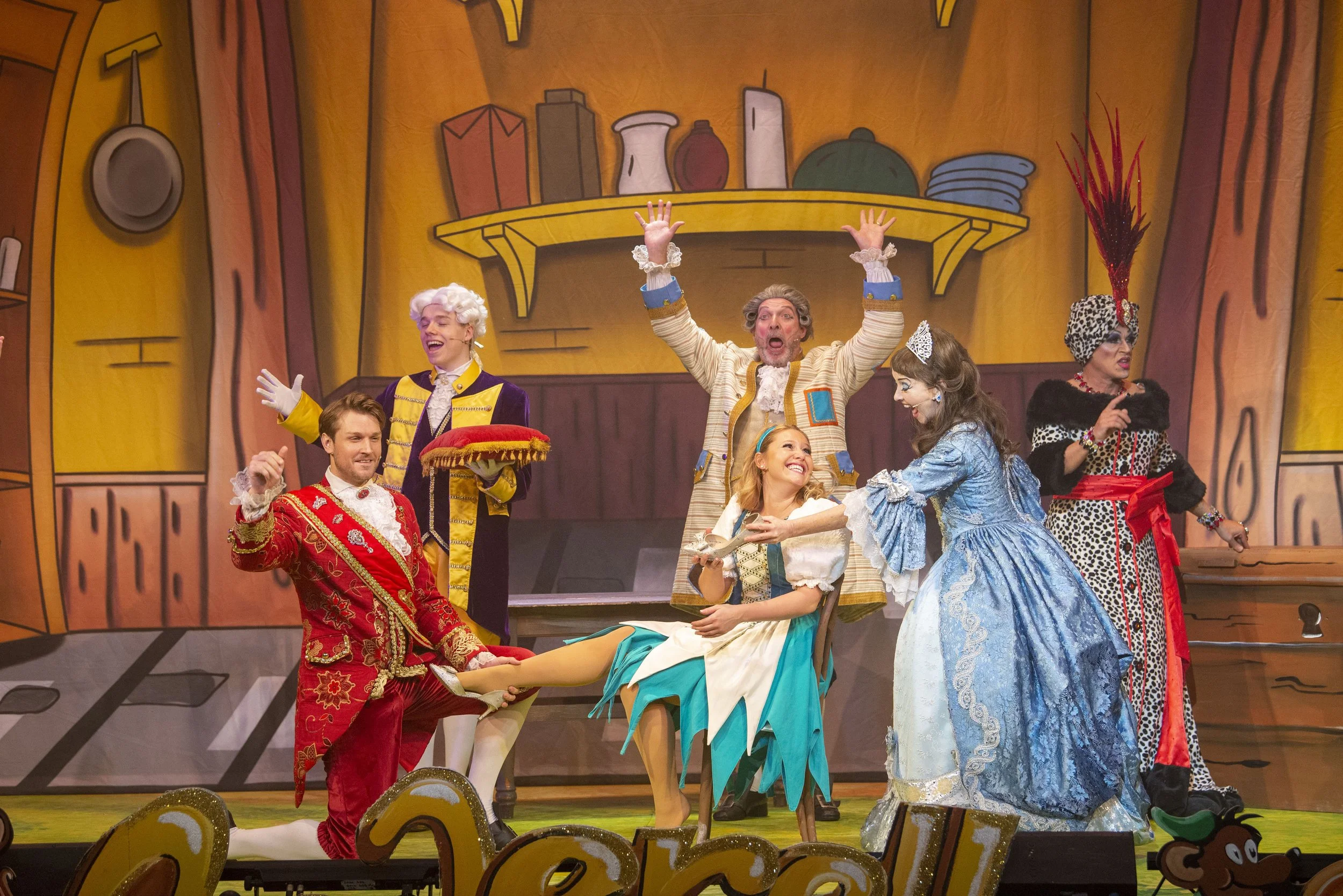 Cinderella, Palace Theatre Mansfield, till 5 January 2020. 4****: Alan Geary