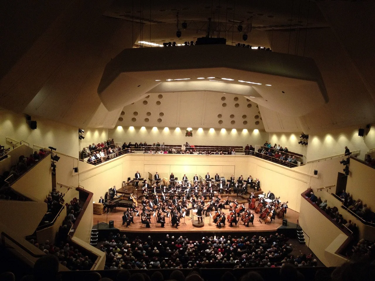 Lively and Varied at the Royal Concert Hall Nottingham, 4****: William Ruff